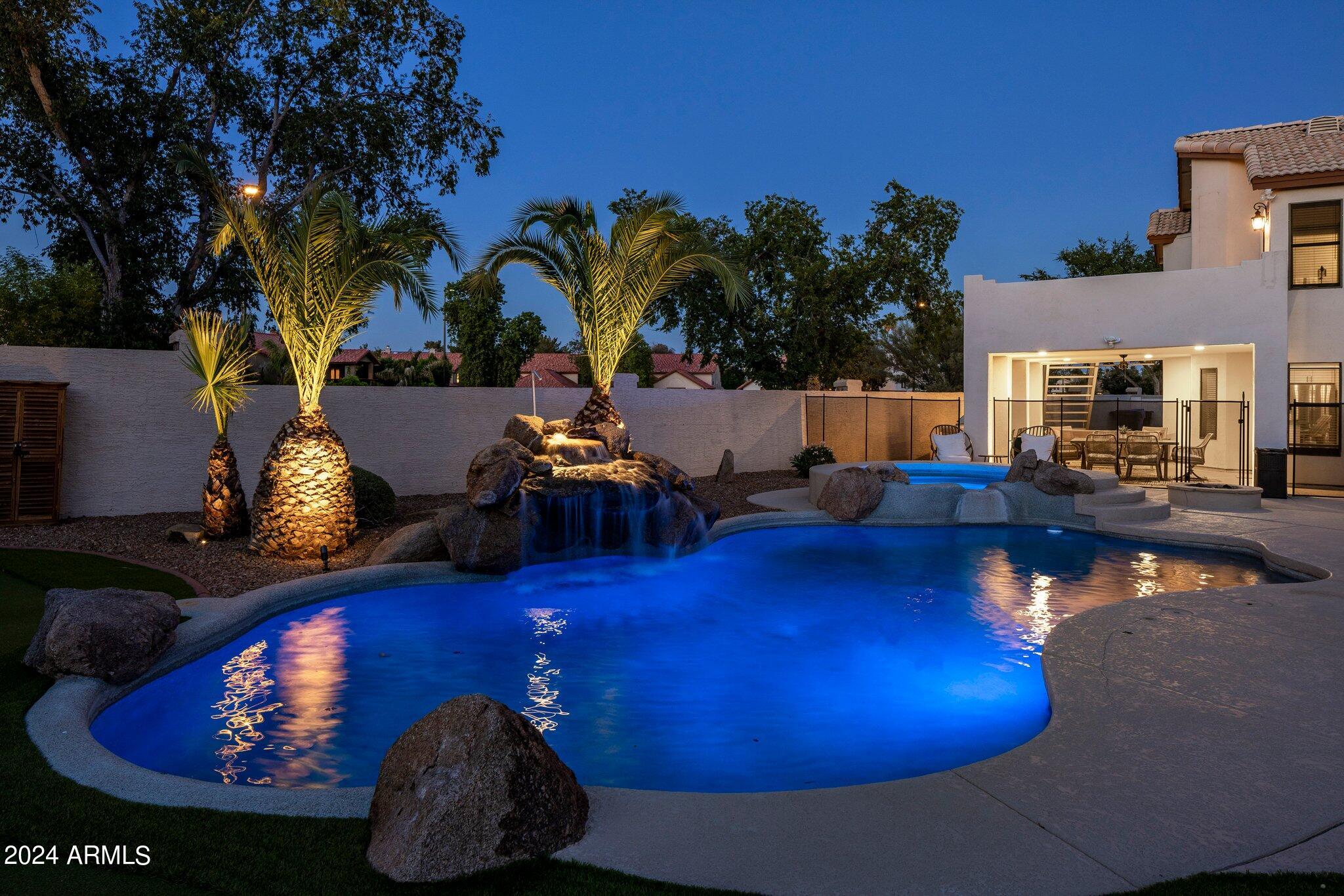 1218 W ROYAL PALMS Court