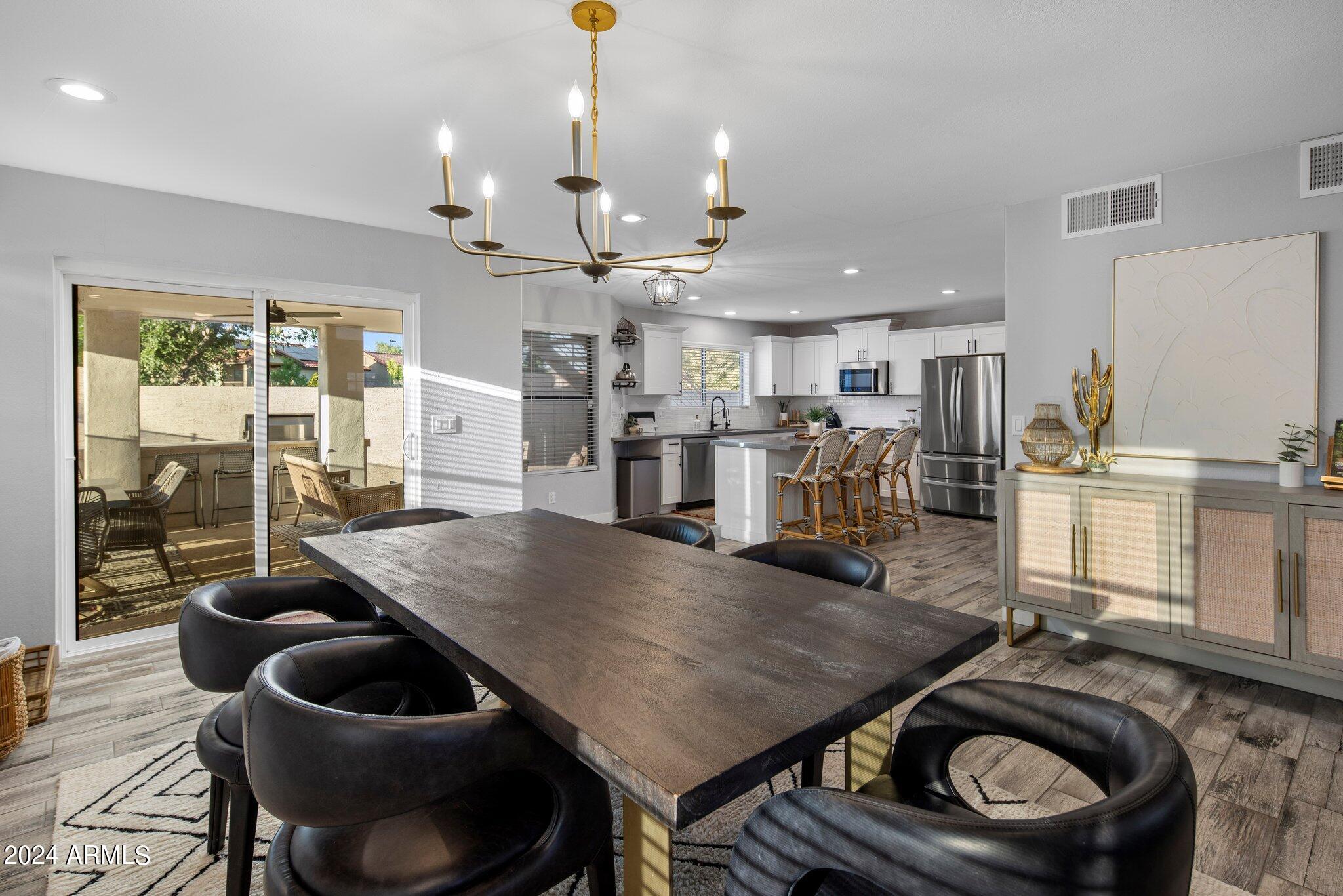 1218 W ROYAL PALMS Court