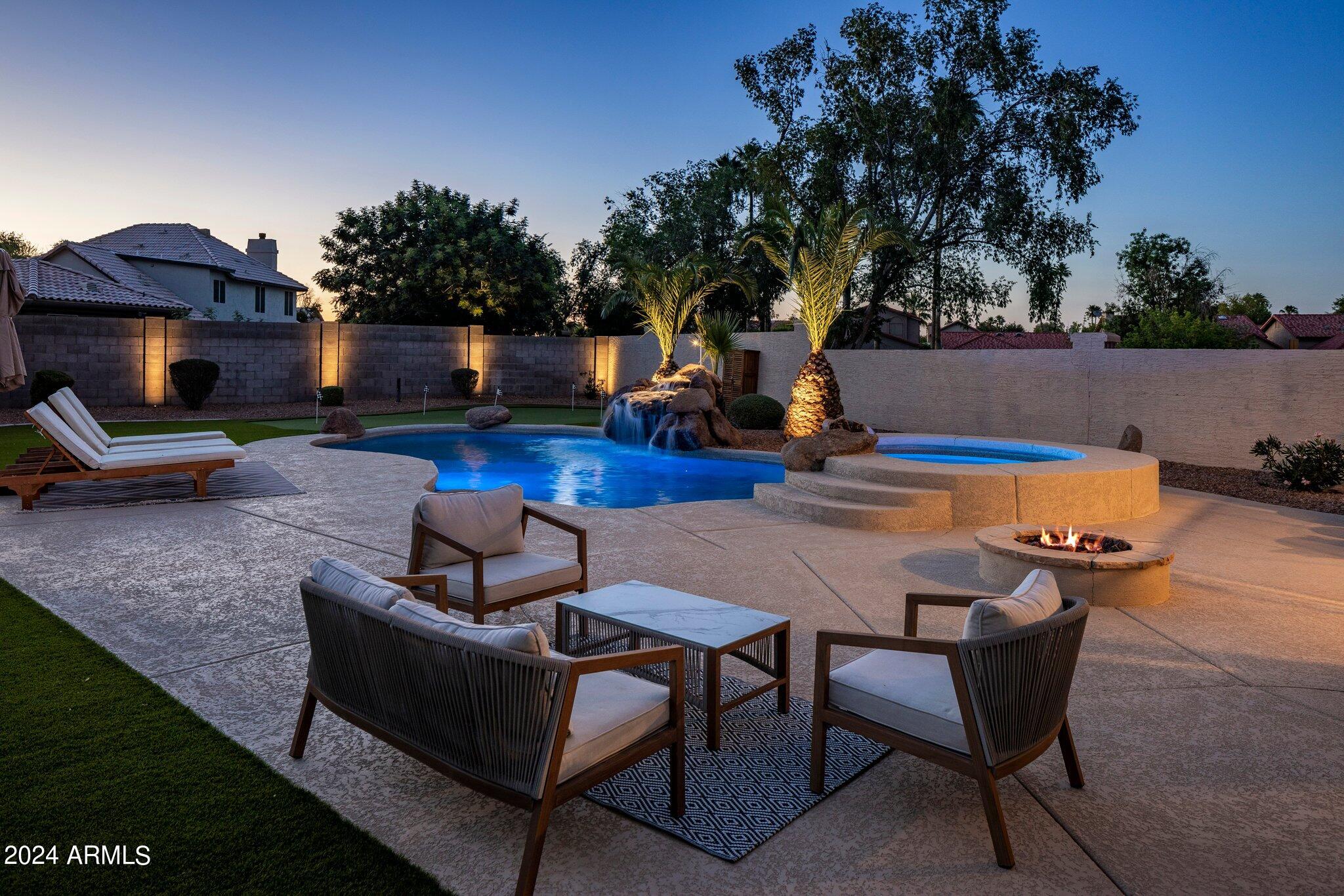 1218 W ROYAL PALMS Court