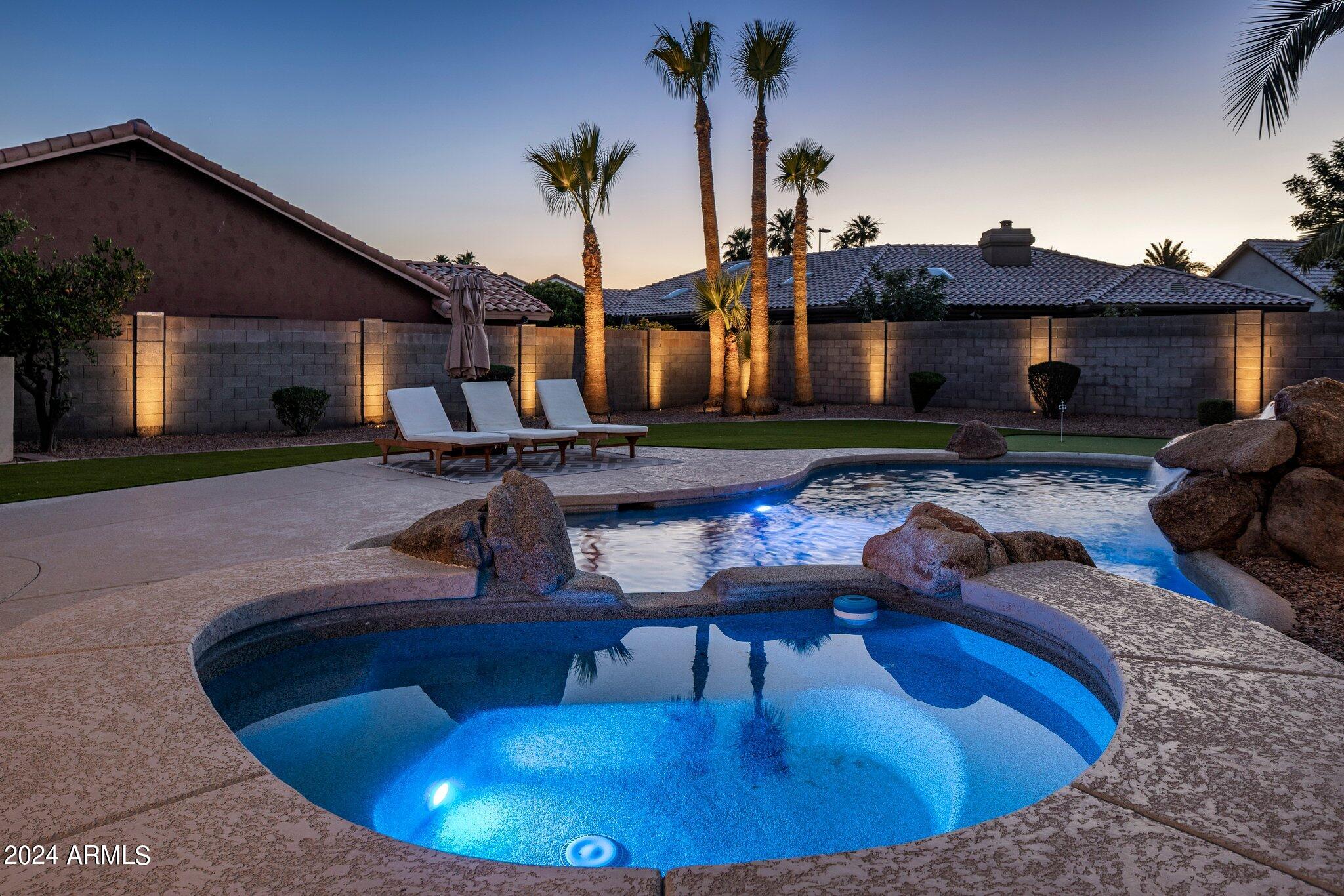 1218 W ROYAL PALMS Court