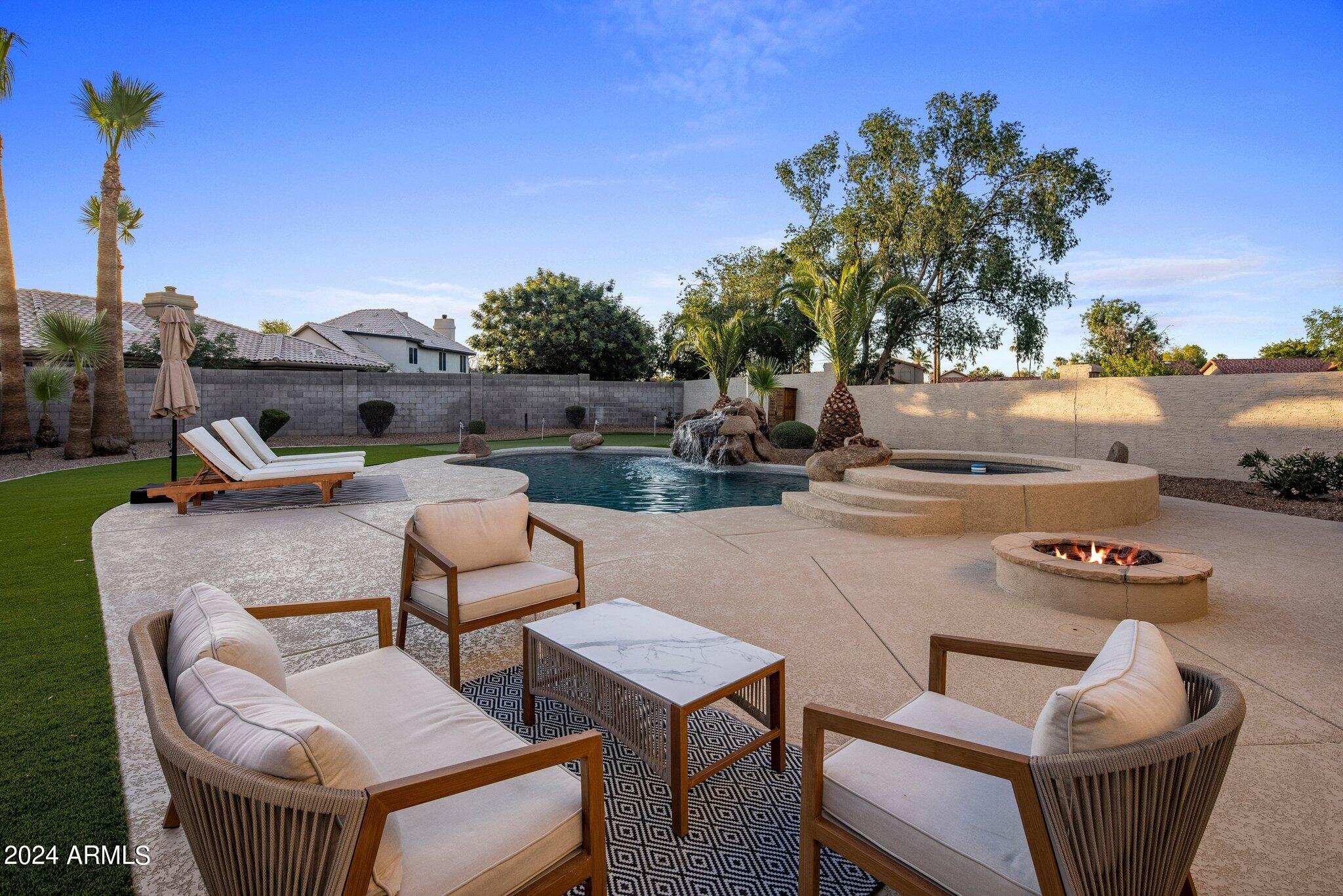 1218 W ROYAL PALMS Court