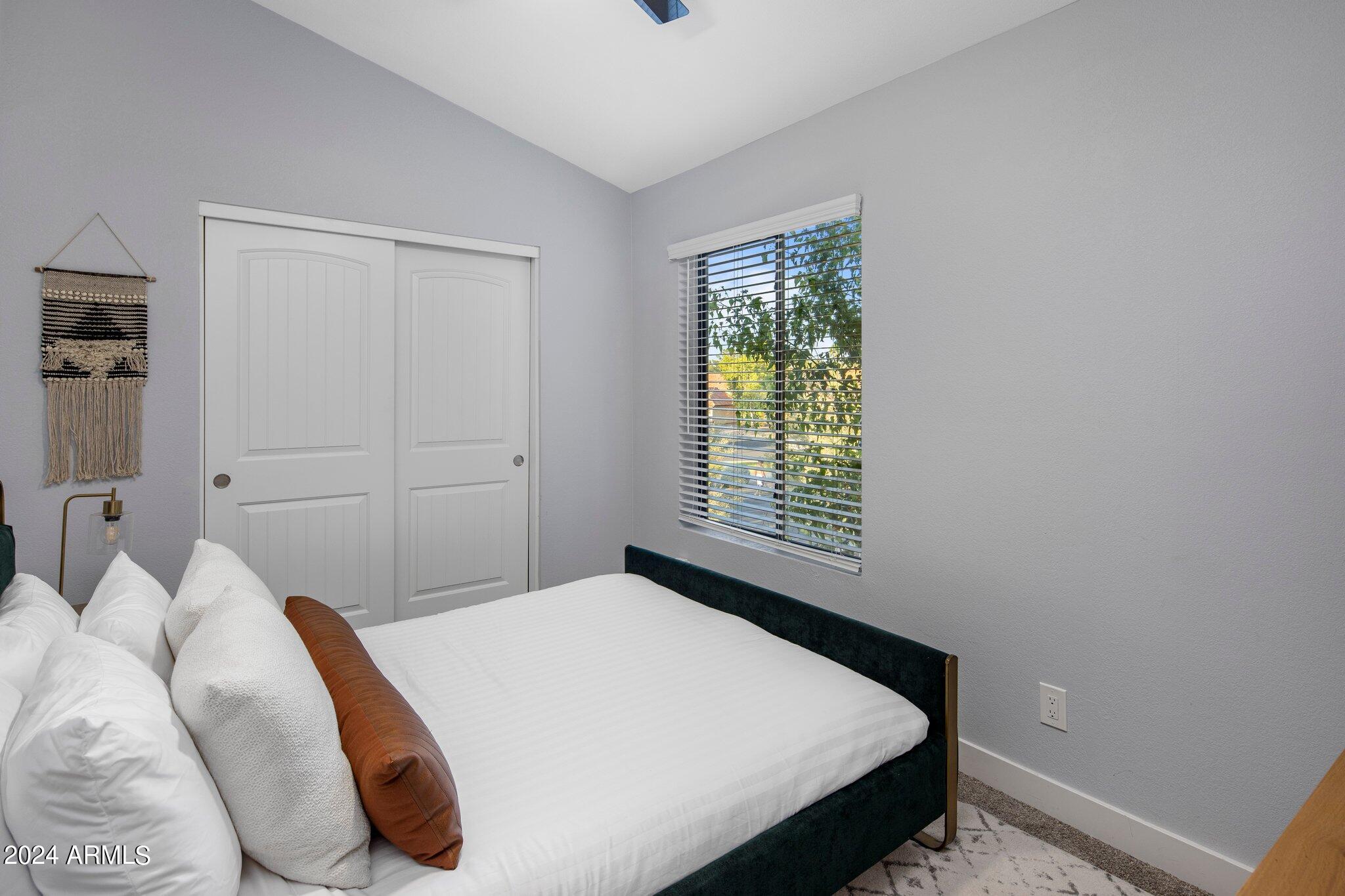 1218 W ROYAL PALMS Court
