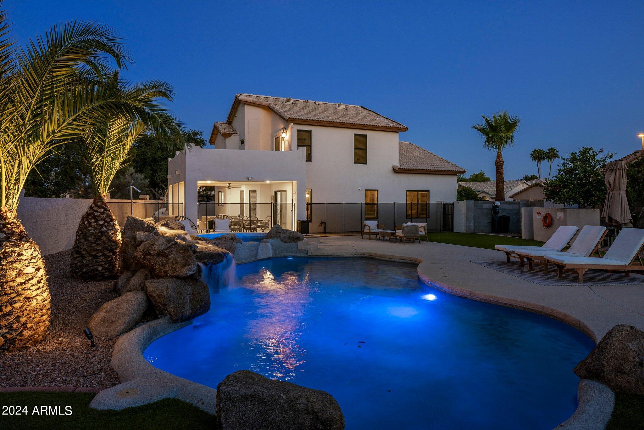 1218 W ROYAL PALMS Court