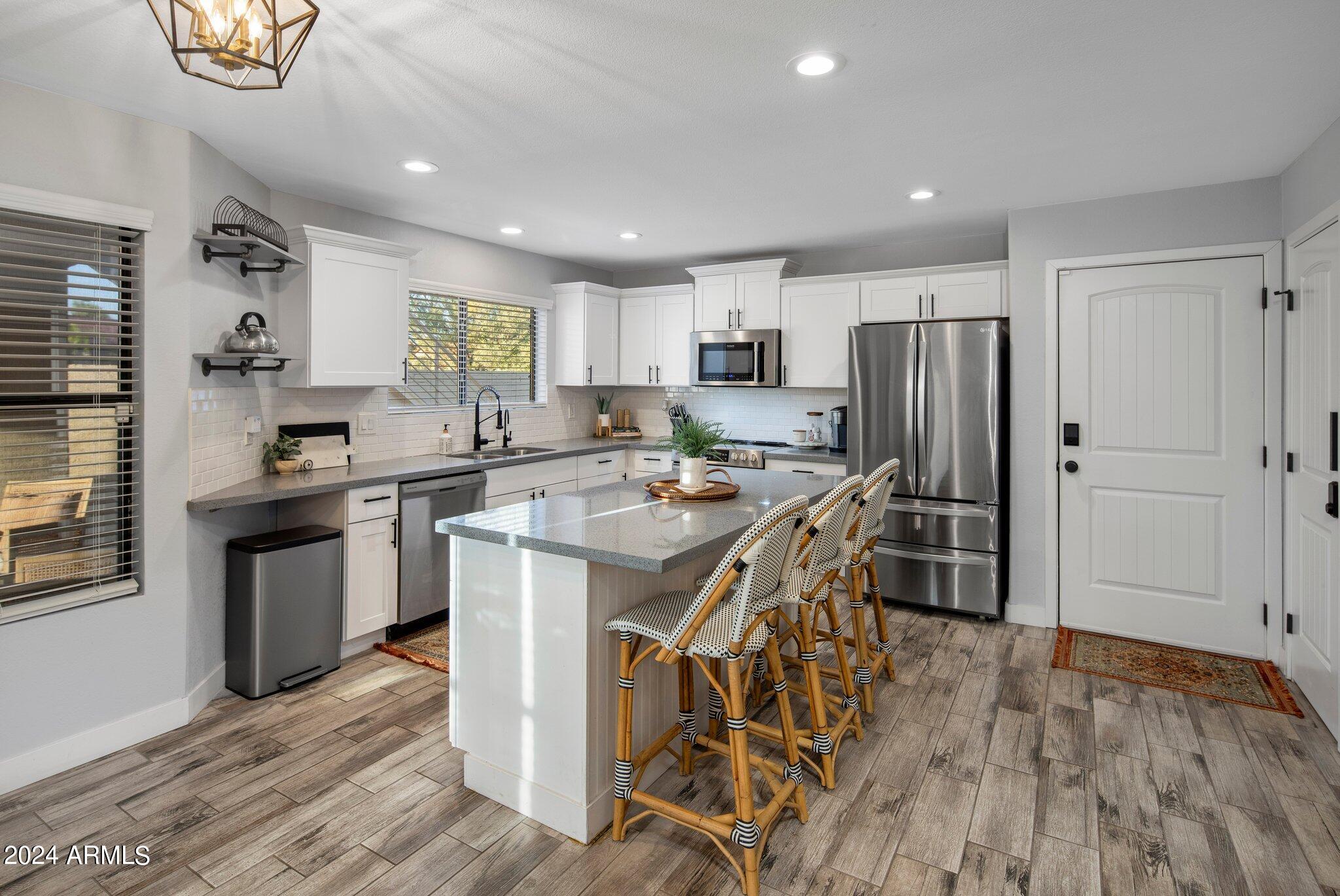 1218 W ROYAL PALMS Court