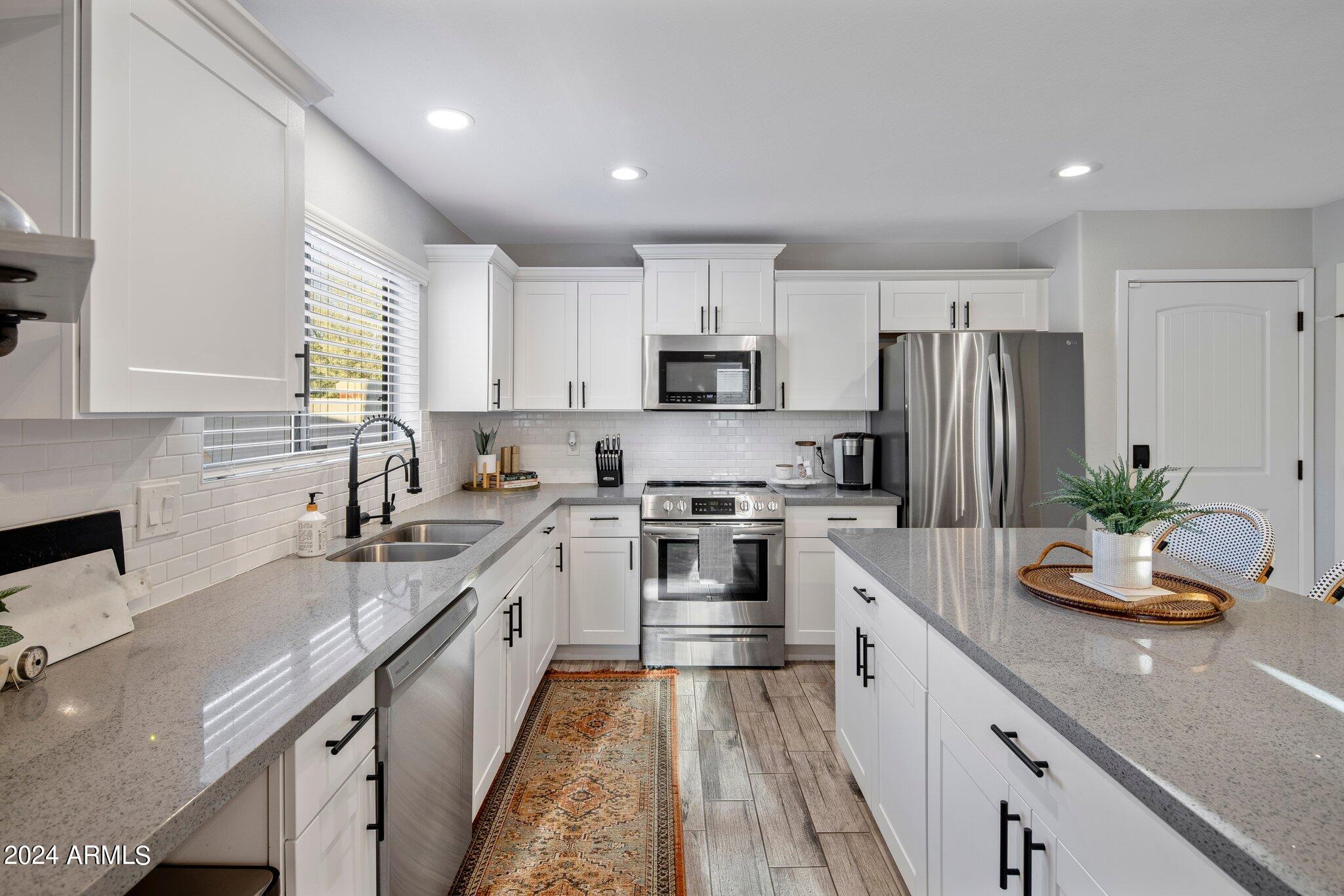 1218 W ROYAL PALMS Court