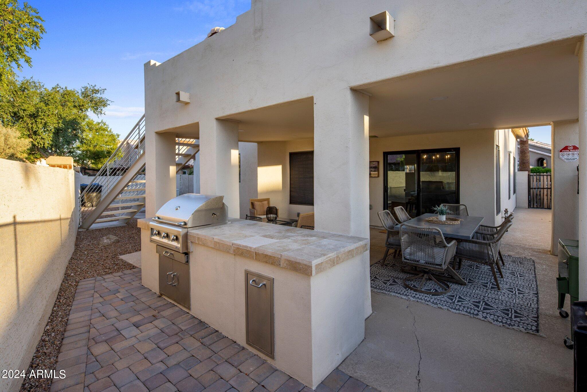 1218 W ROYAL PALMS Court