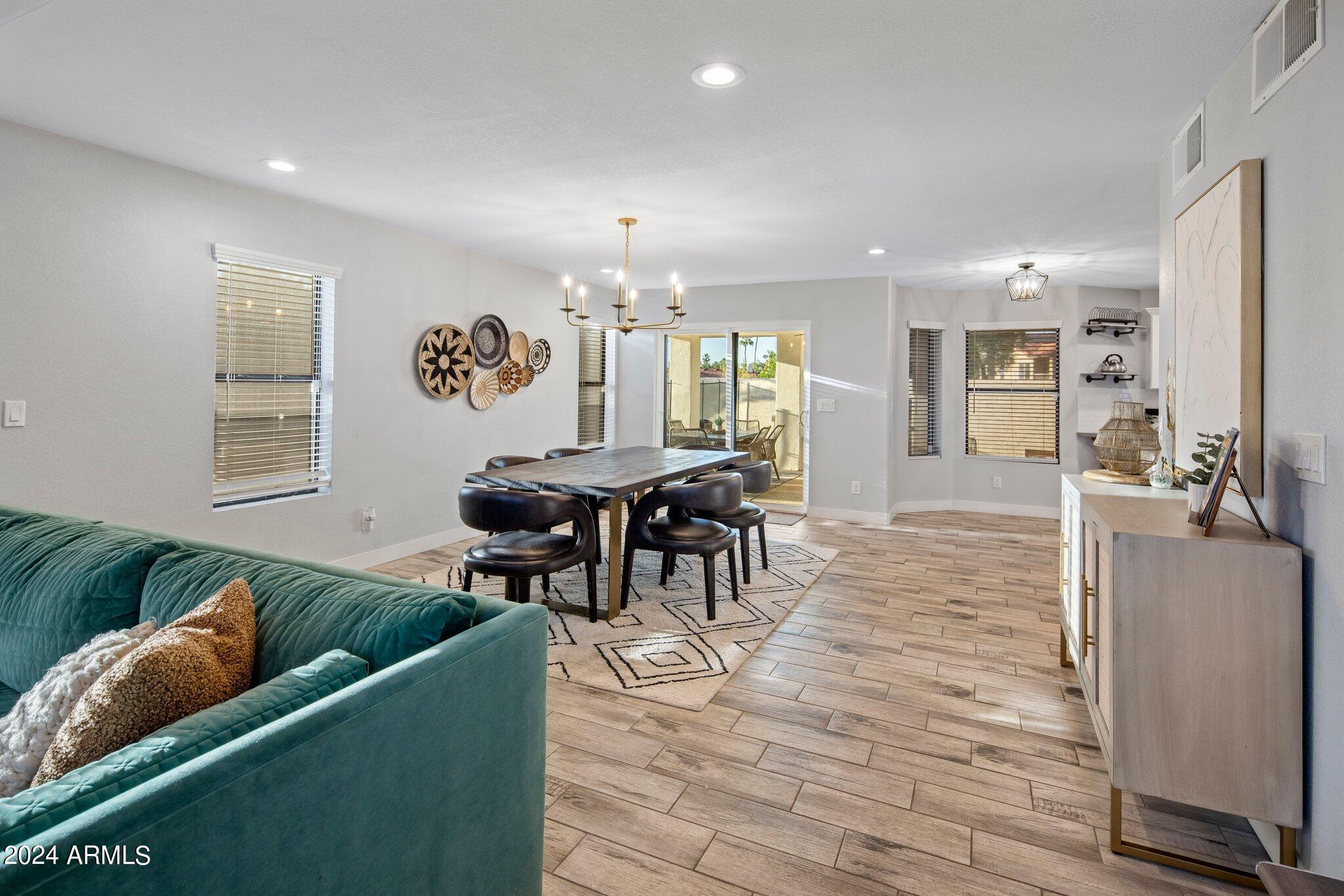 1218 W ROYAL PALMS Court