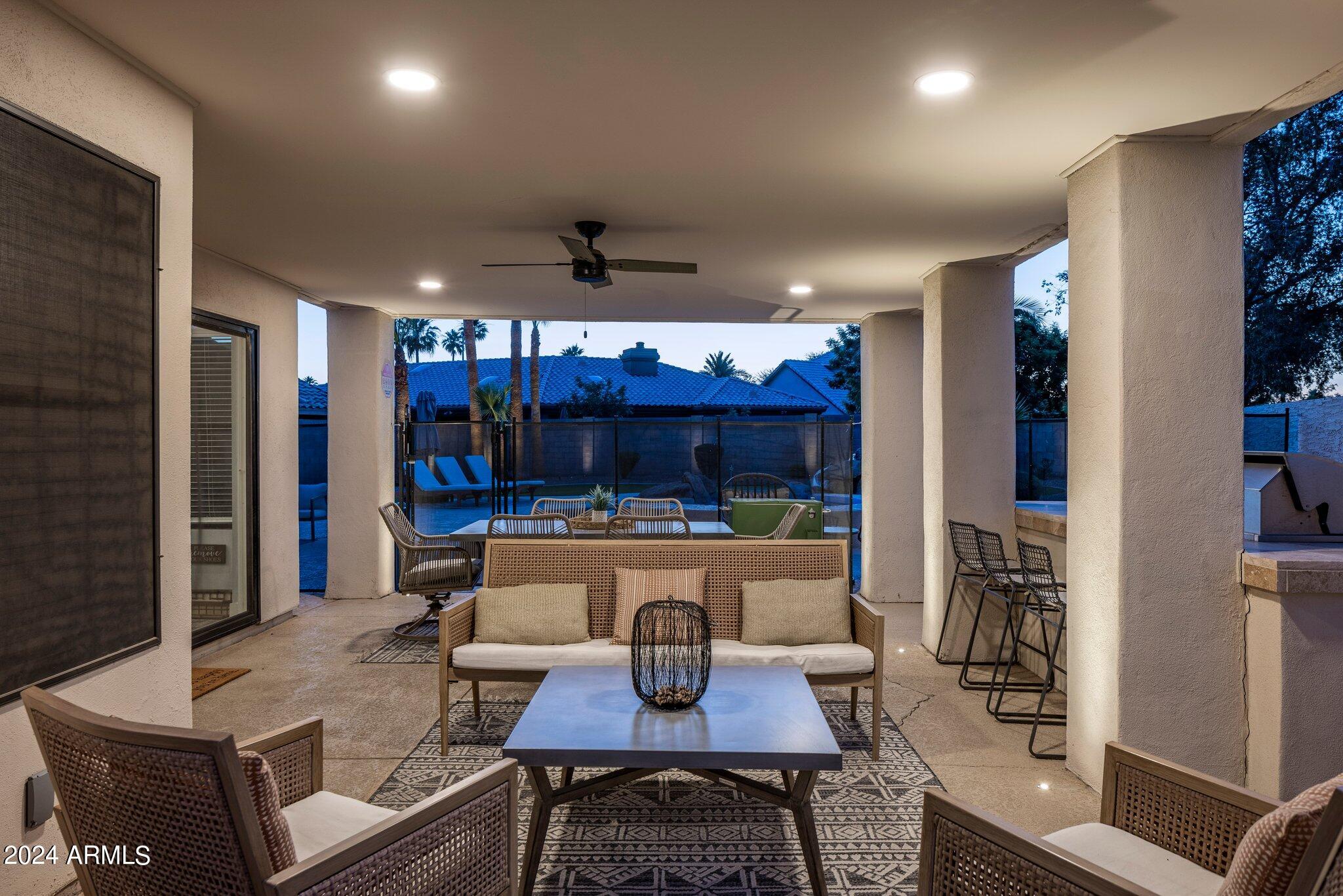 1218 W ROYAL PALMS Court