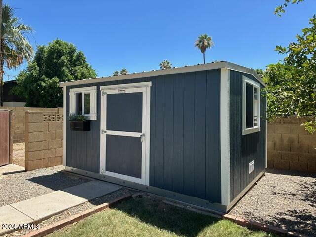 1965 E MEADOW Drive