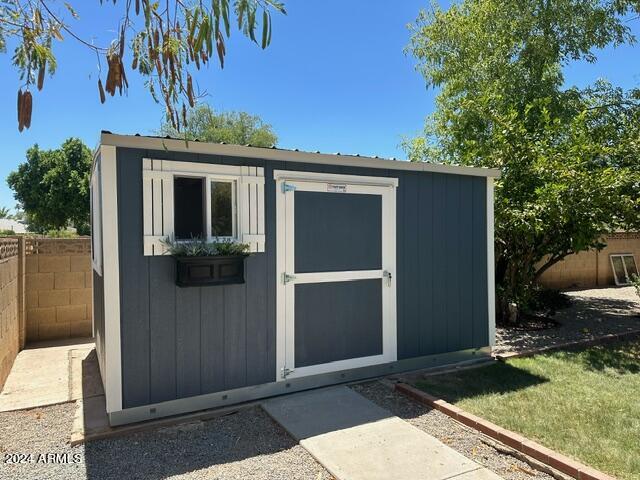 1965 E MEADOW Drive