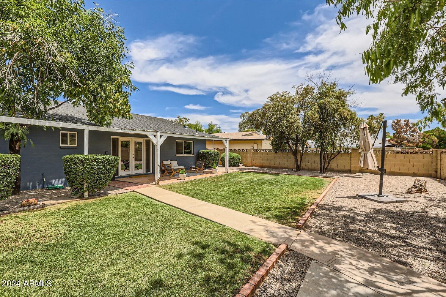 1965 E MEADOW Drive