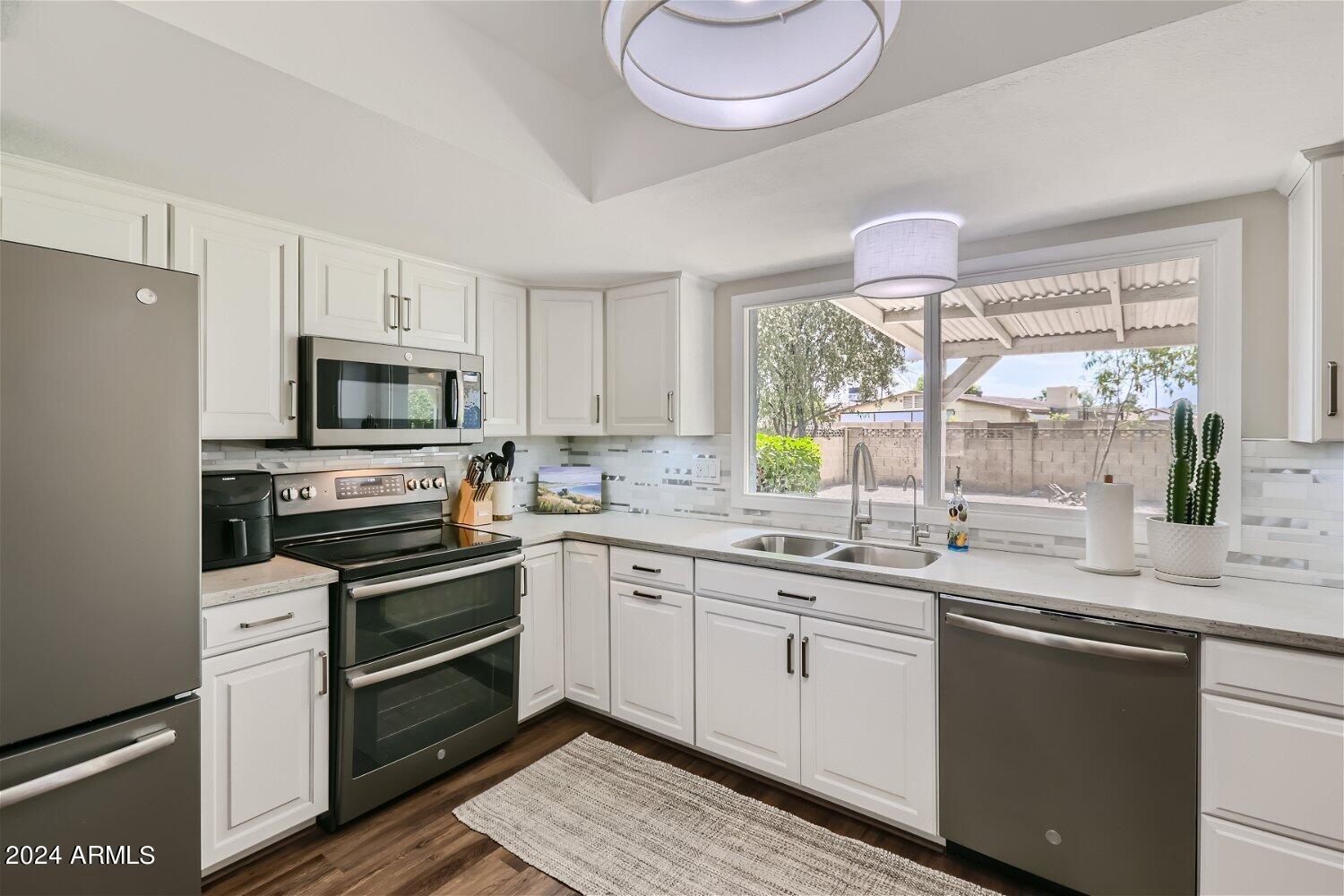 1965 E MEADOW Drive