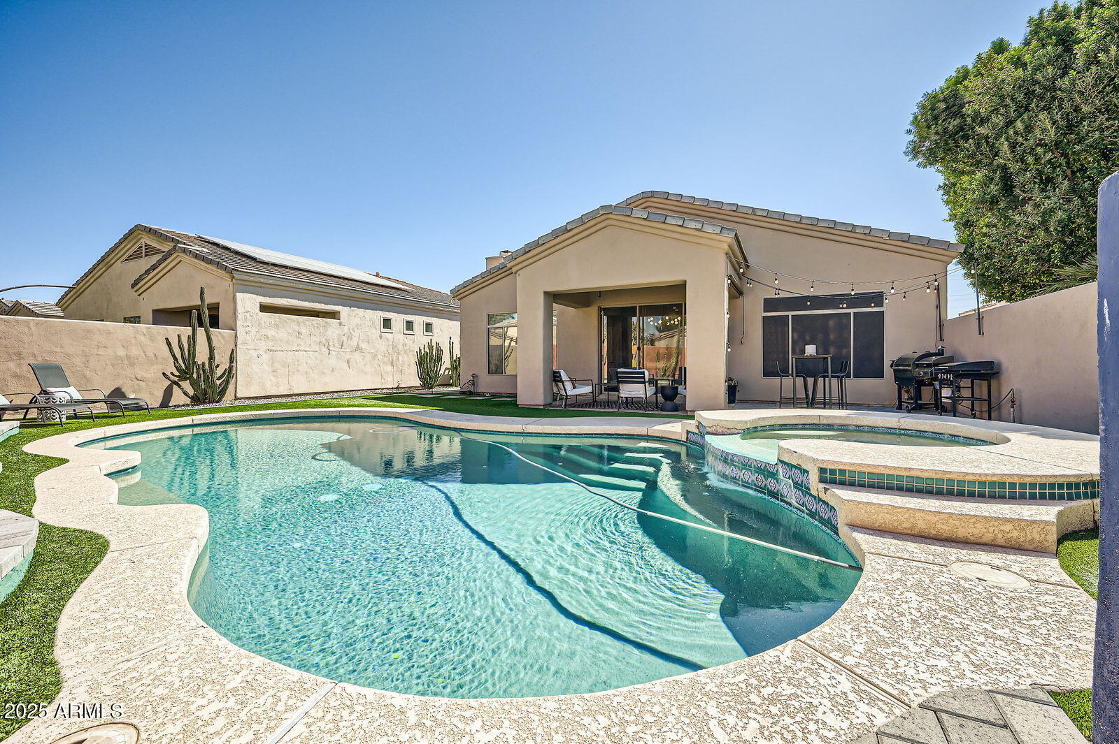 3904 E CARTER Drive