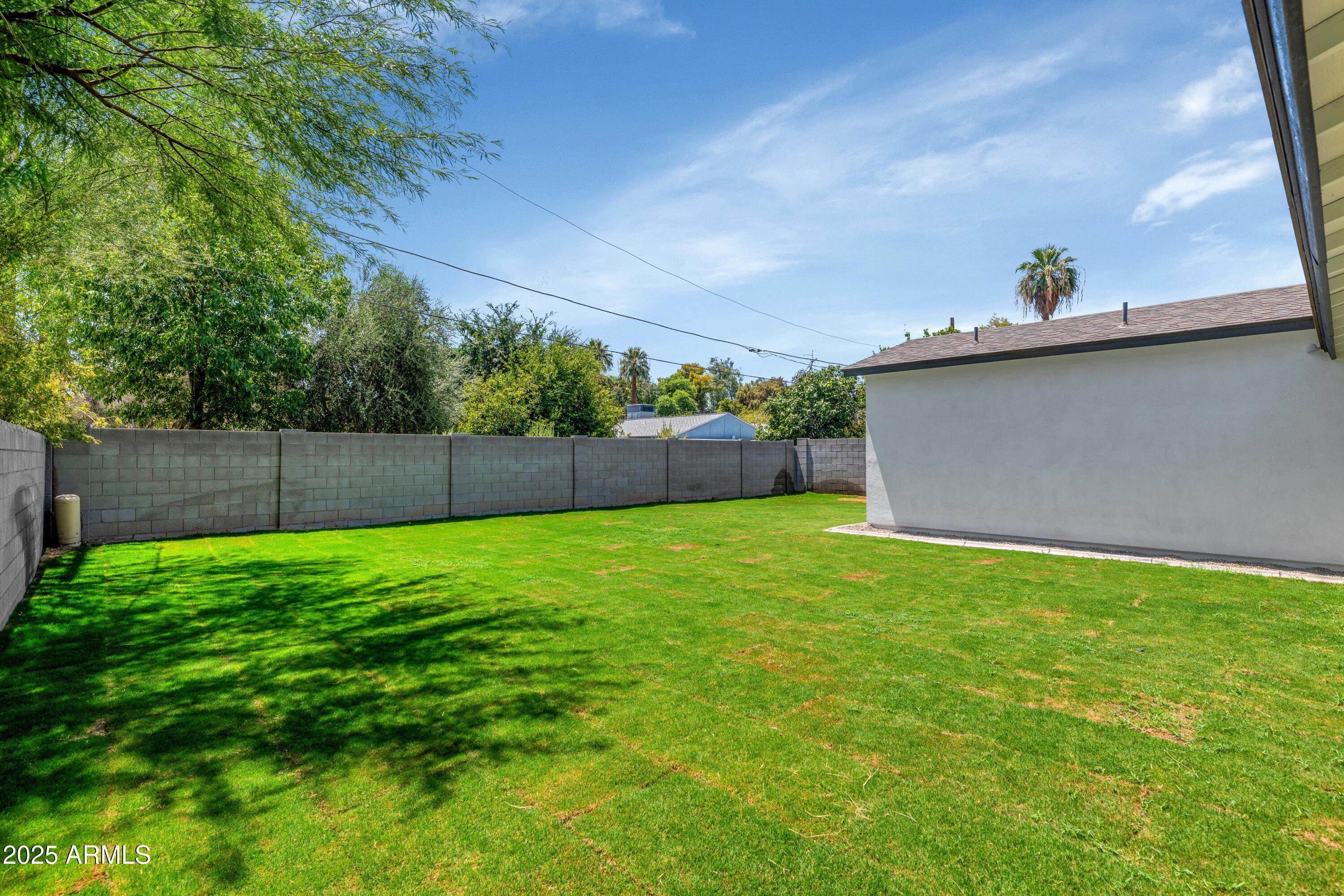 1127 E FERN Drive