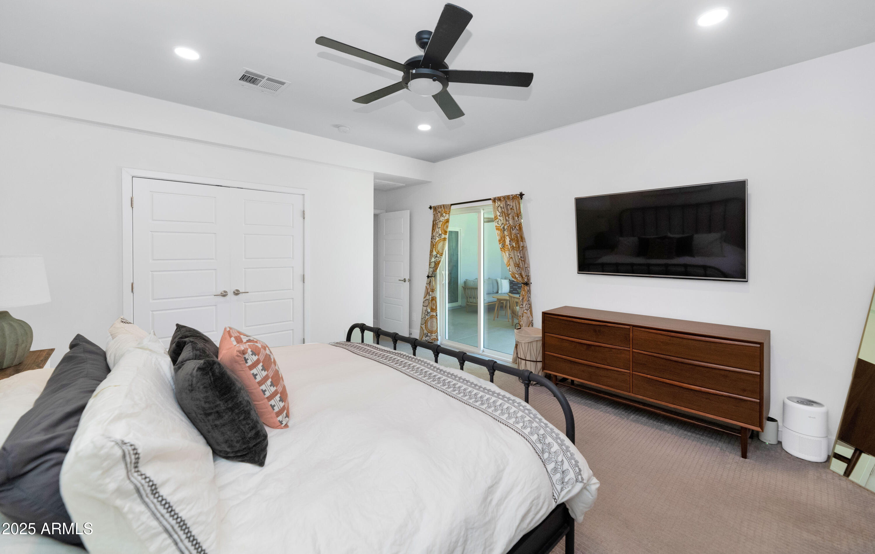1127 E FERN Drive