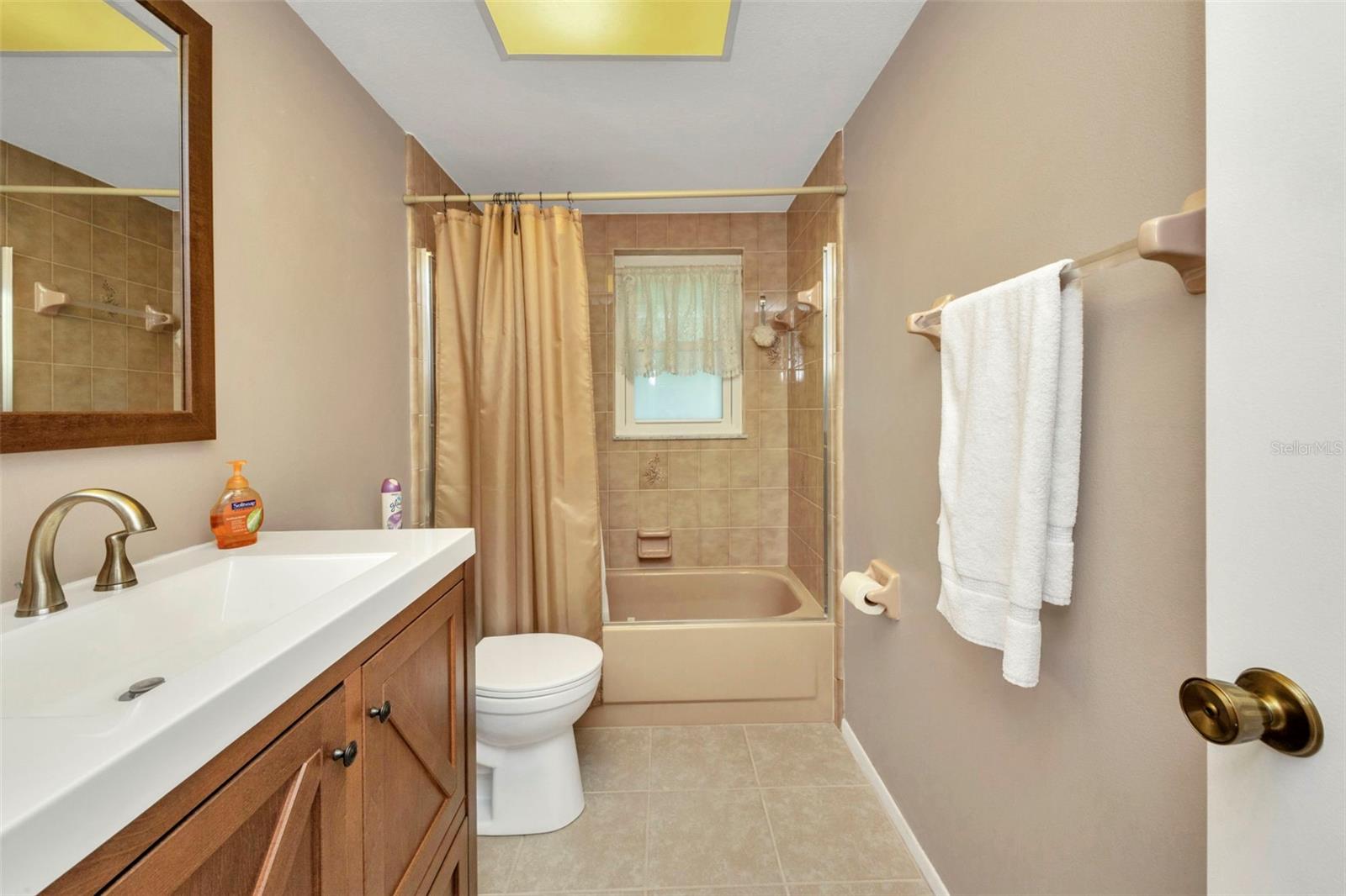 2201 HYATT DR