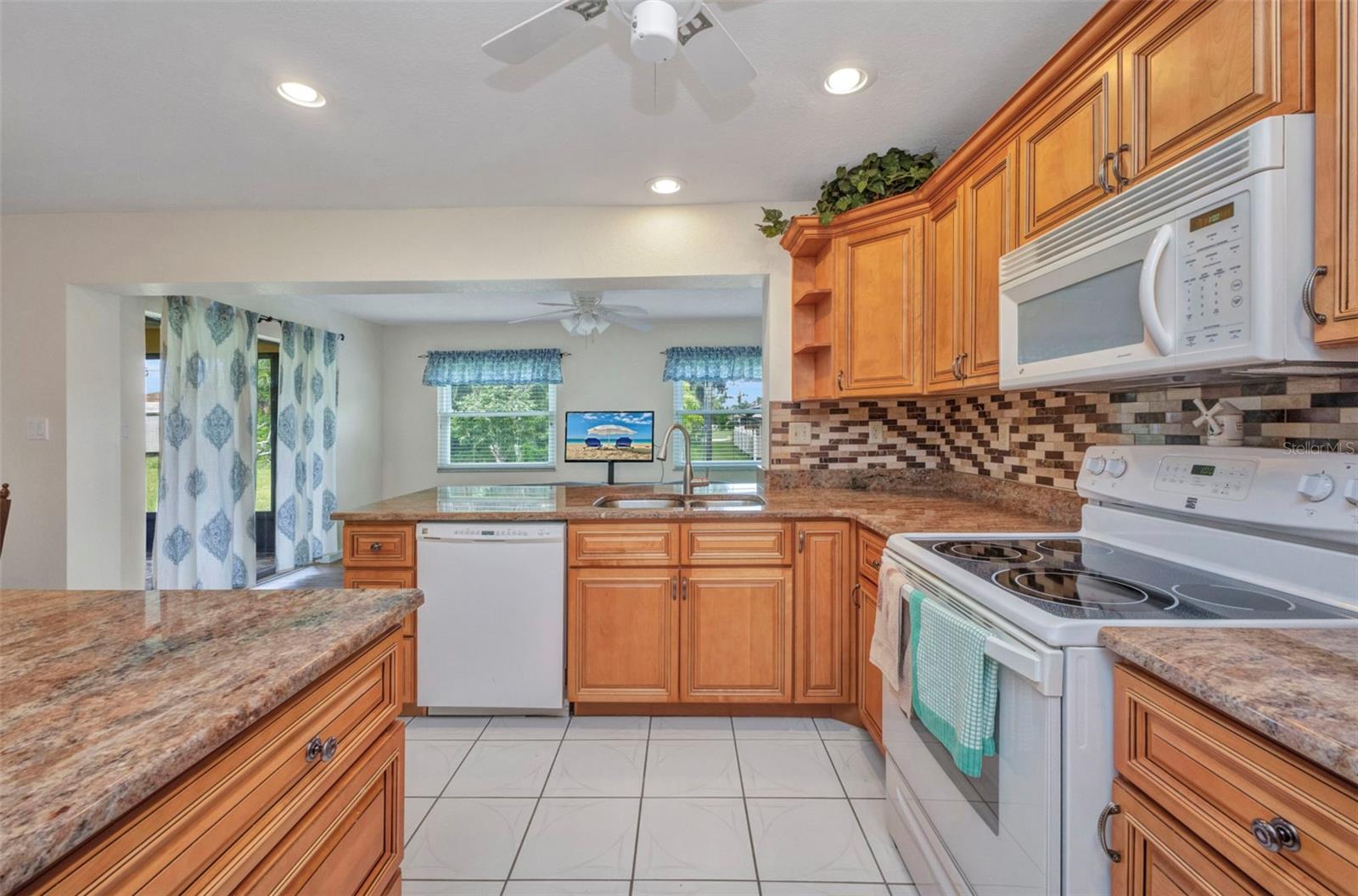 2201 HYATT DR