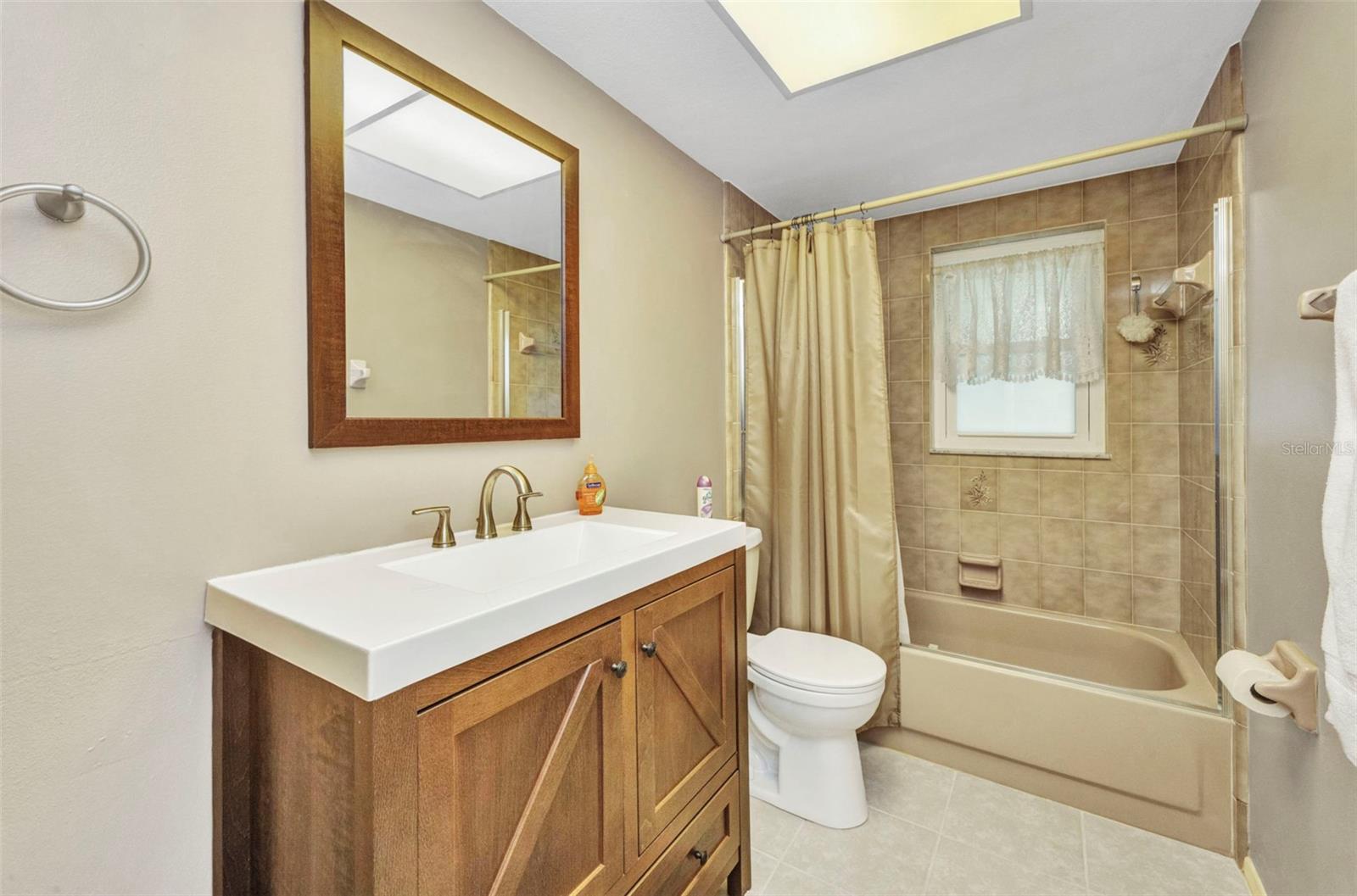 2201 HYATT DR