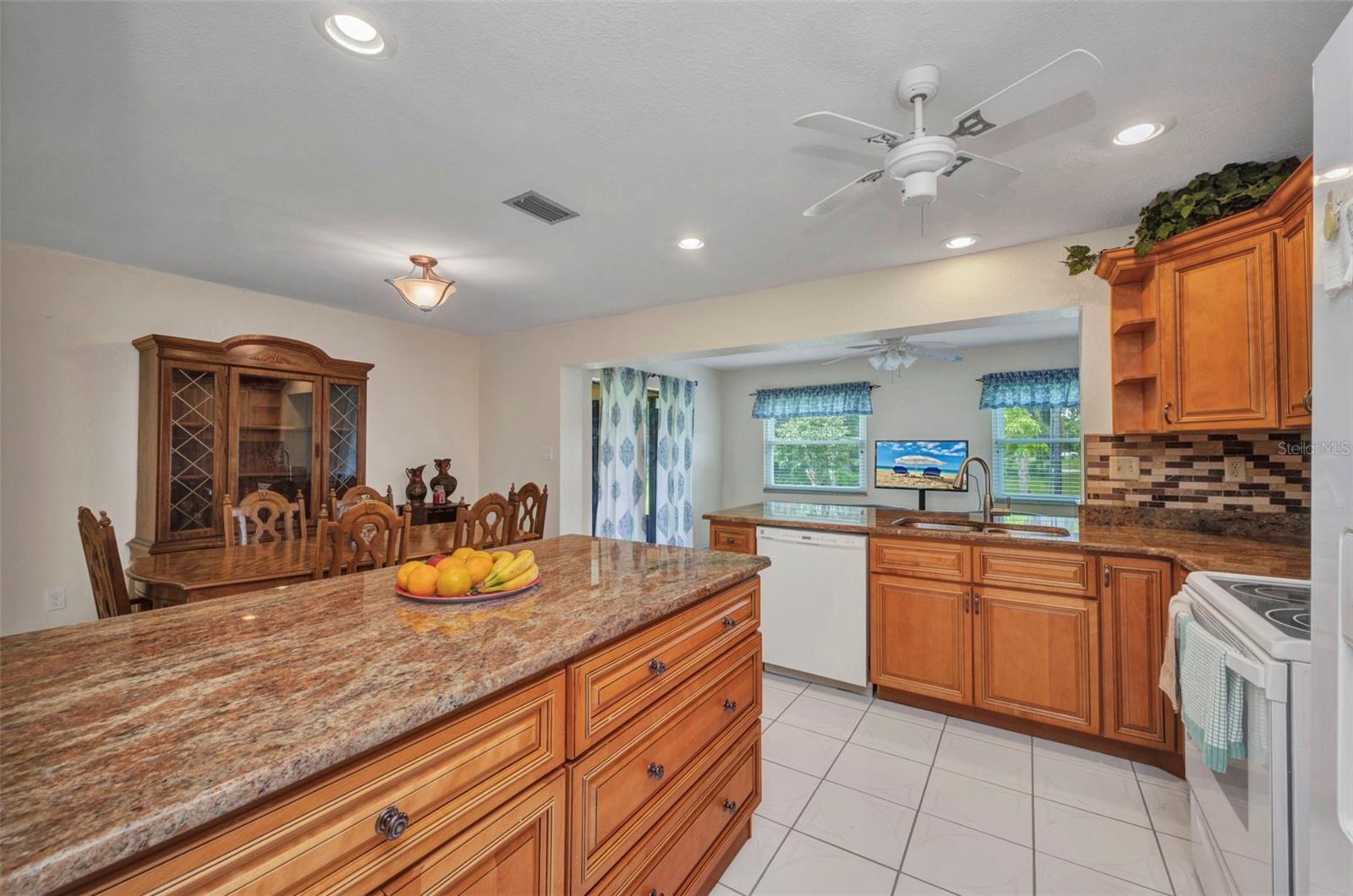 2201 HYATT DR