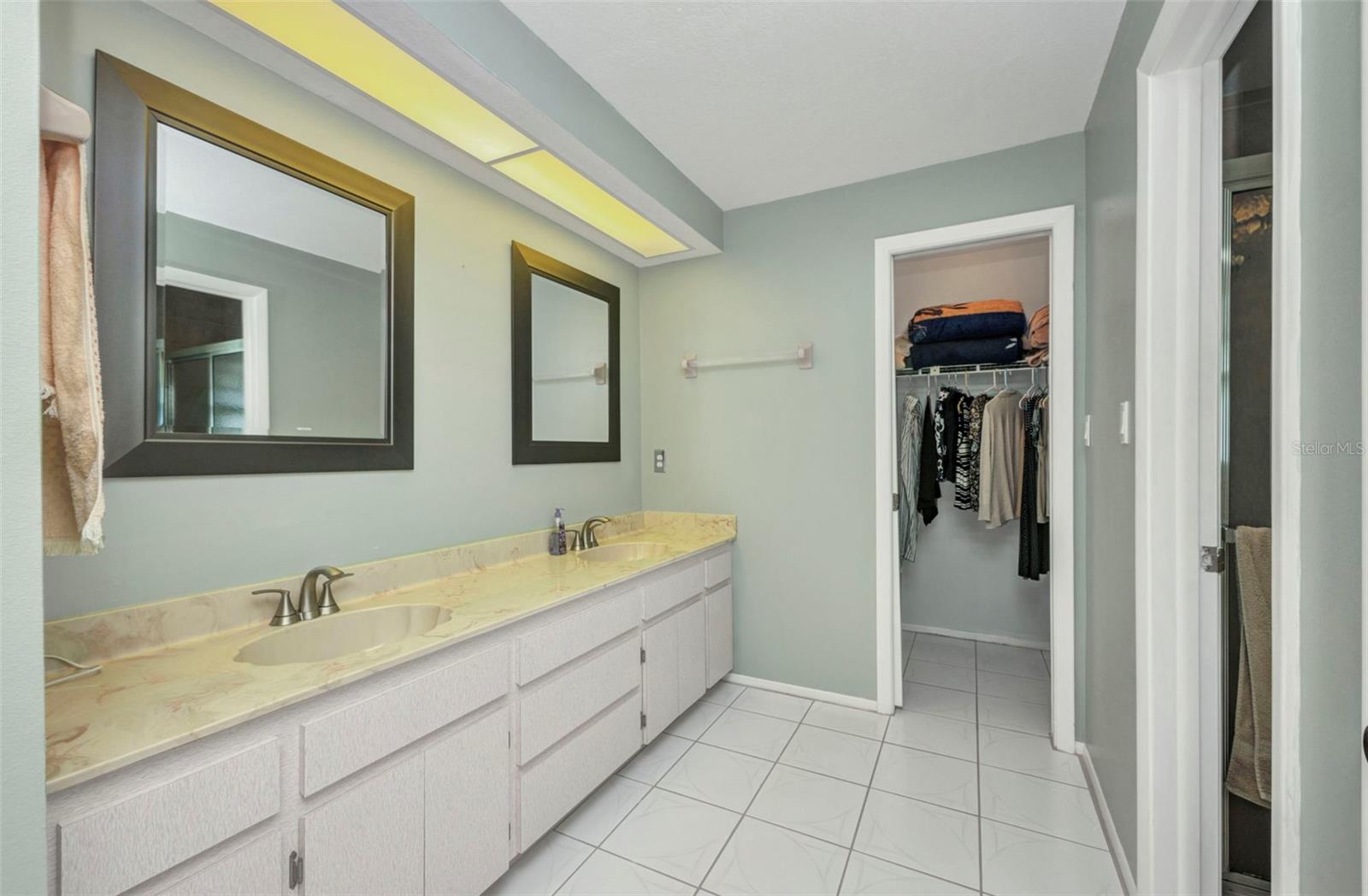2201 HYATT DR