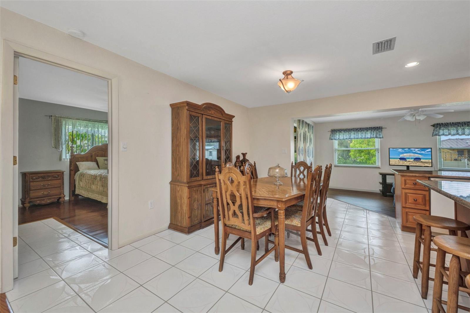 2201 HYATT DR