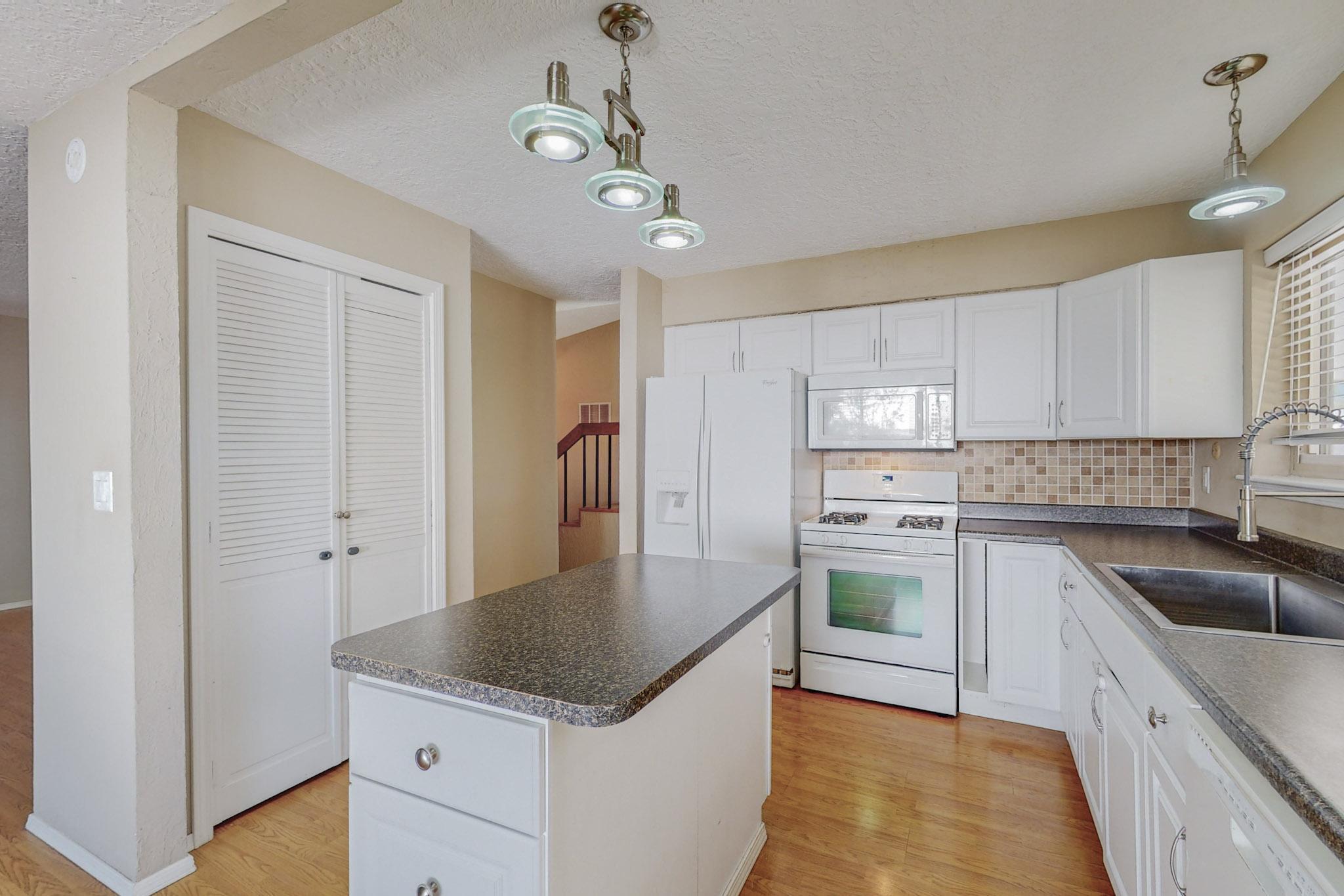 9412 Avenida De La Luna NE