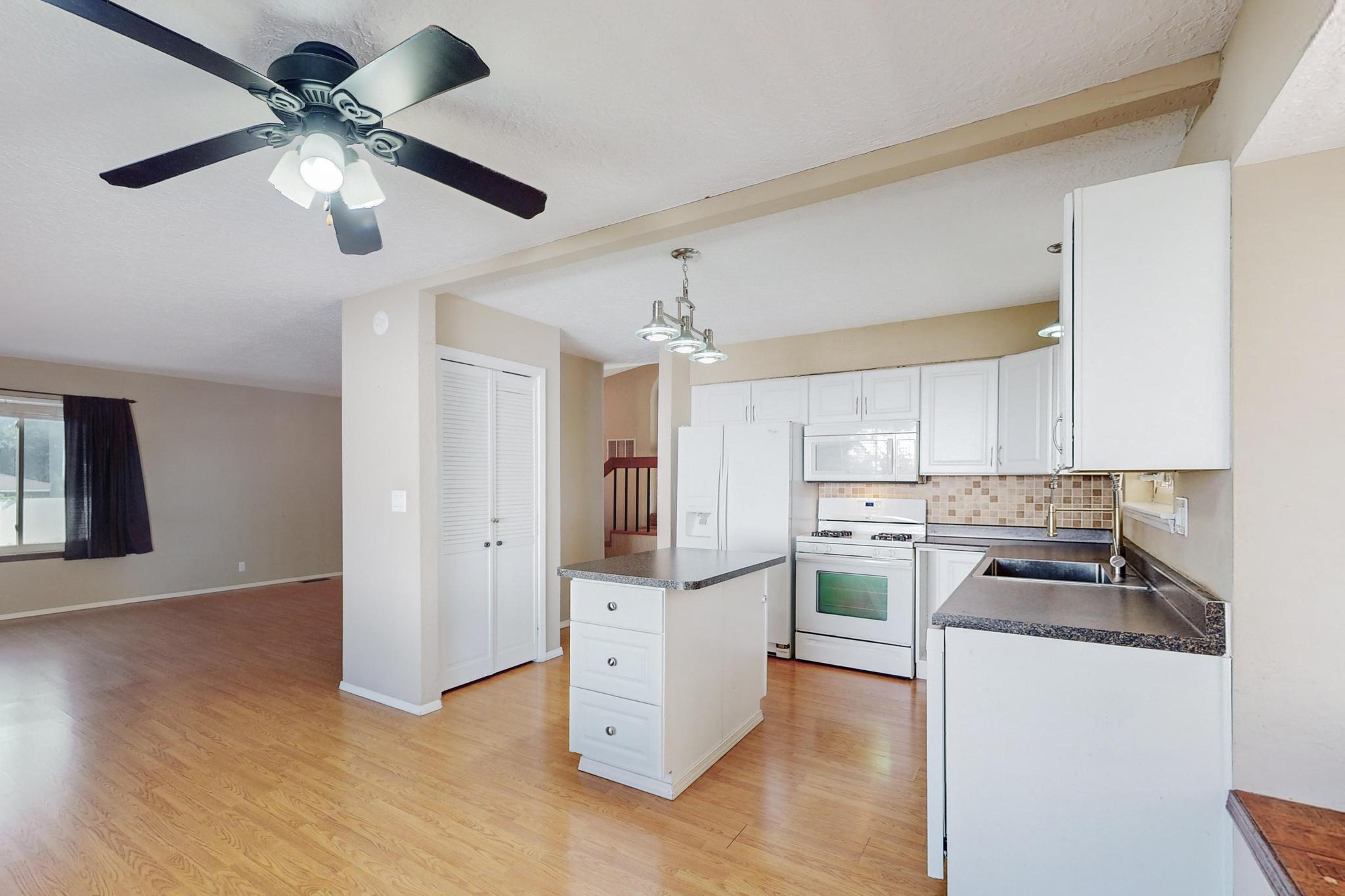 9412 Avenida De La Luna NE