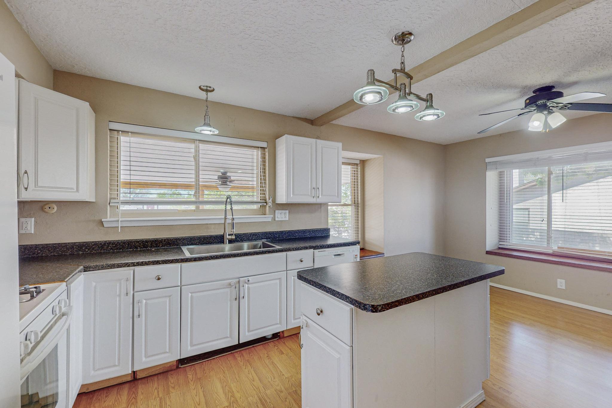 9412 Avenida De La Luna NE