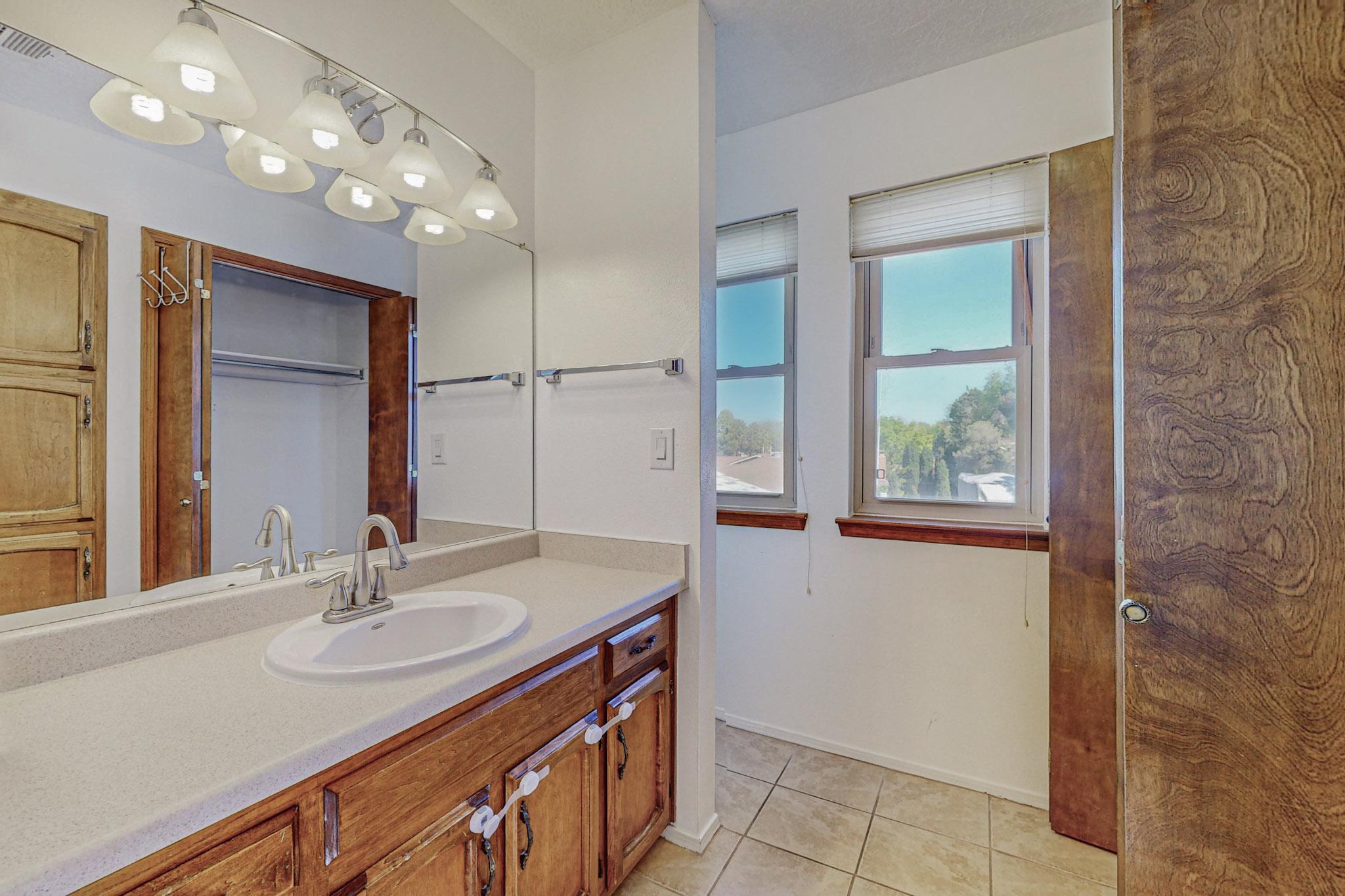 9412 Avenida De La Luna NE