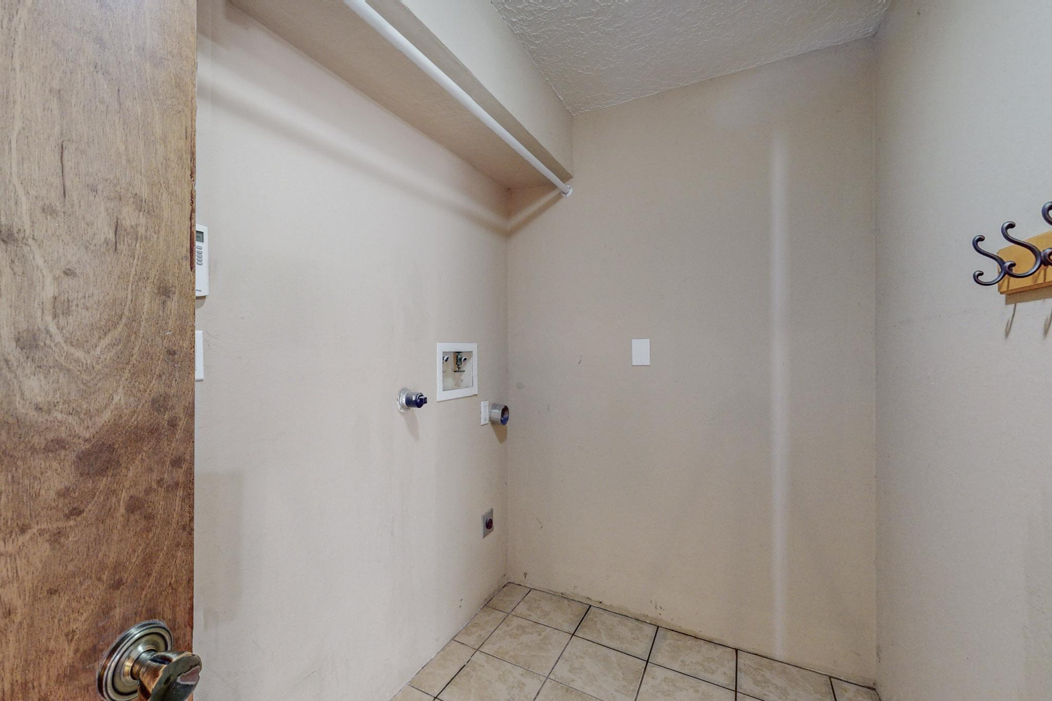 9412 Avenida De La Luna NE