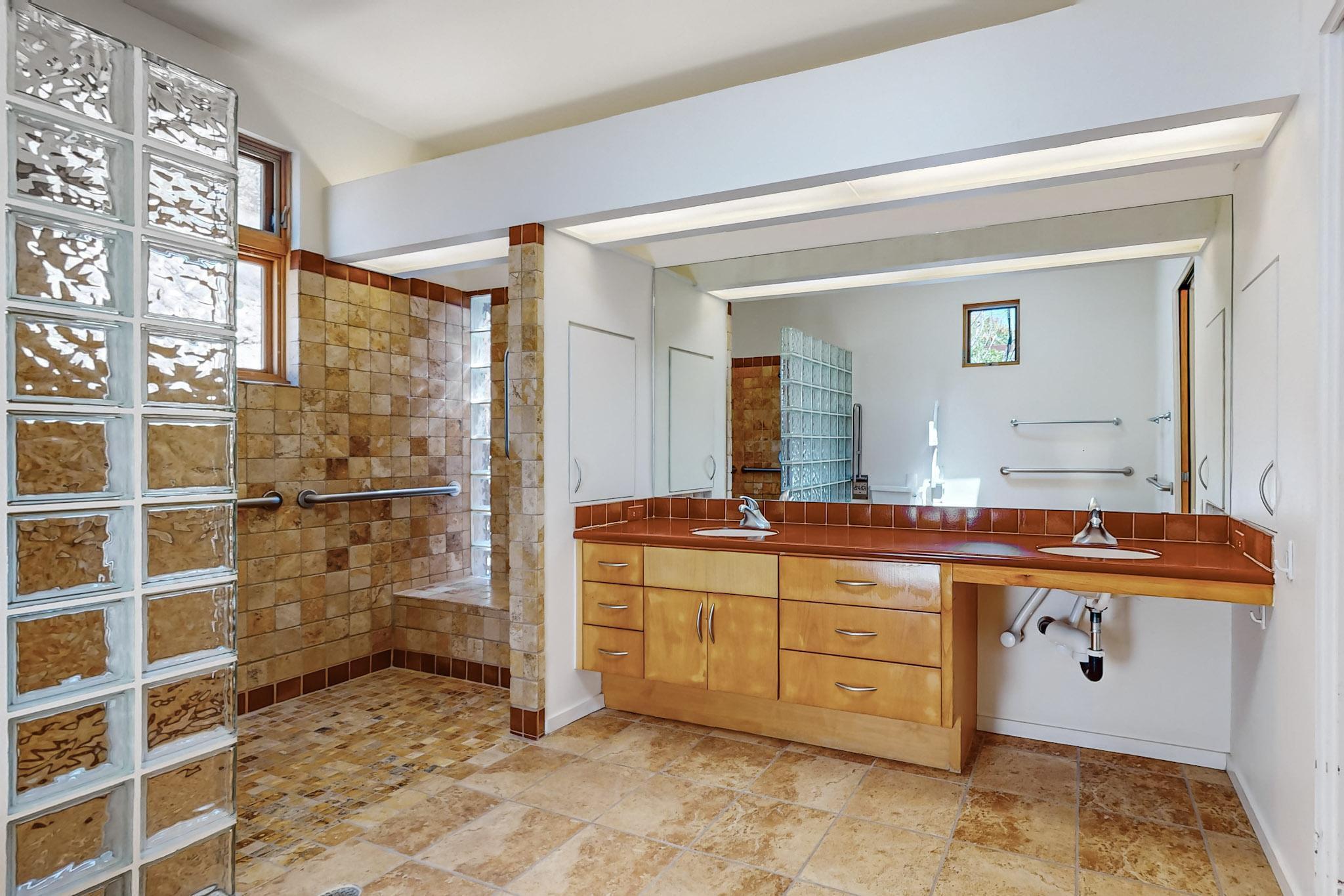 406 Camino De La Sierra NE