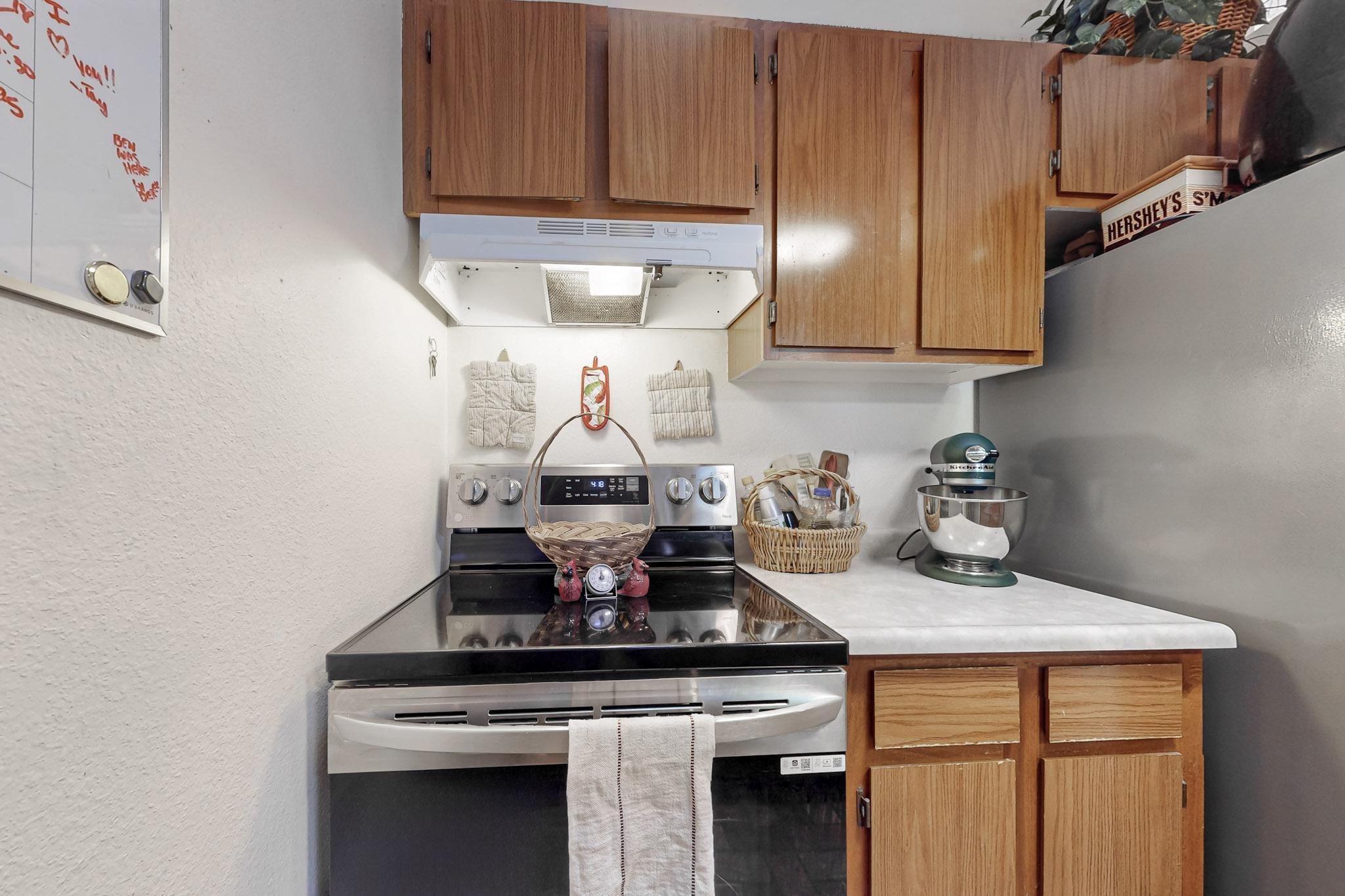 6523 AZUELO Avenue NW