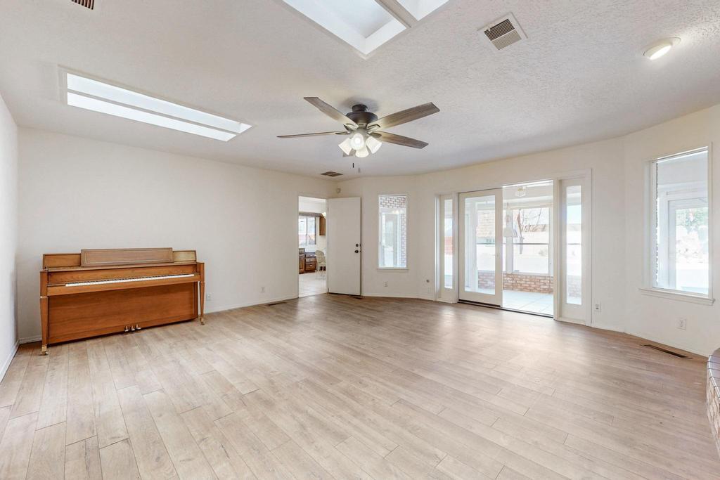 8201 AVENIDA LA PRESTINA NE