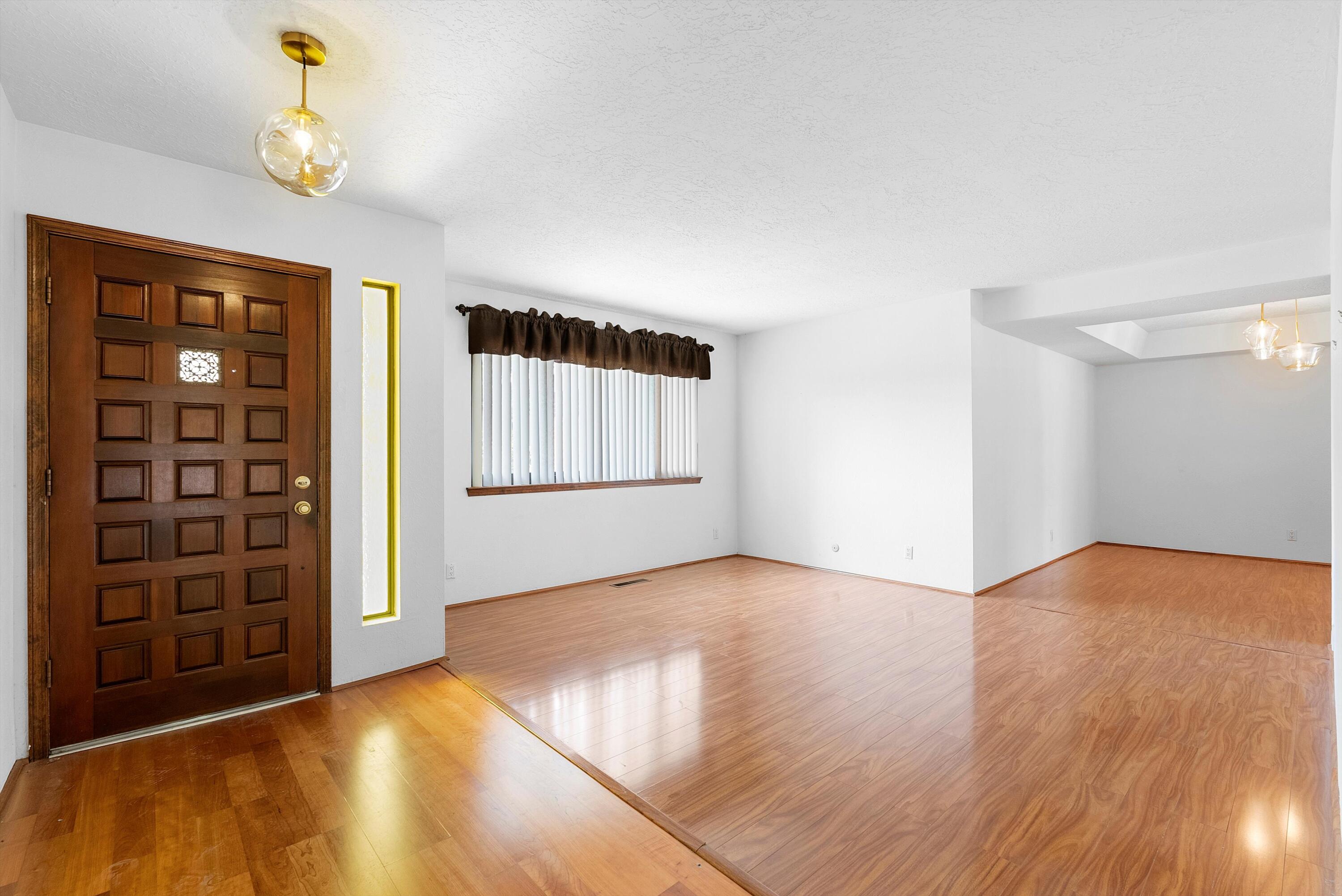 9416 AVENIDA DE LA LUNA NE