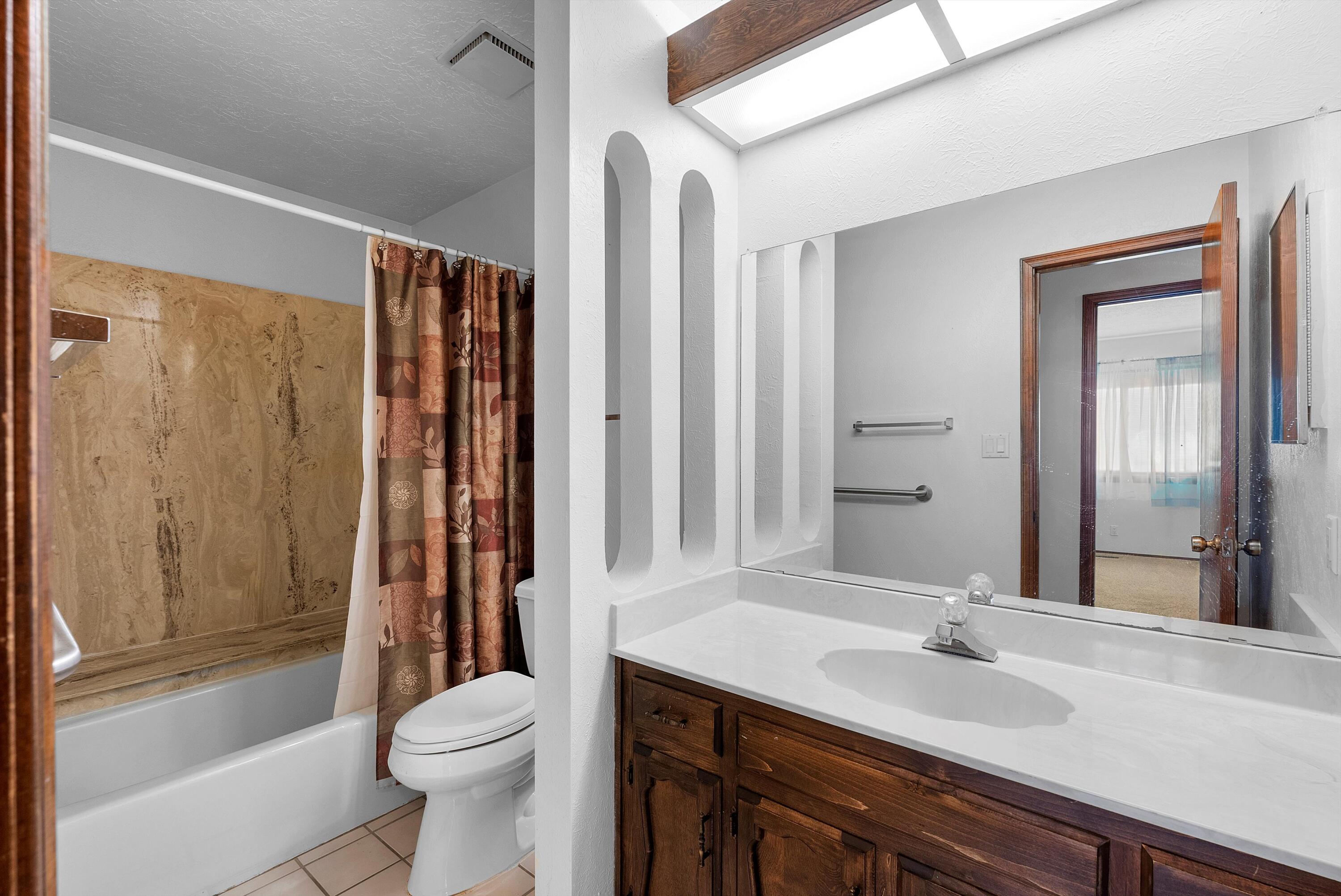 9416 AVENIDA DE LA LUNA NE