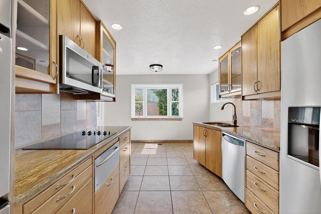 8232 AVENIDA LA PRESTINA NE