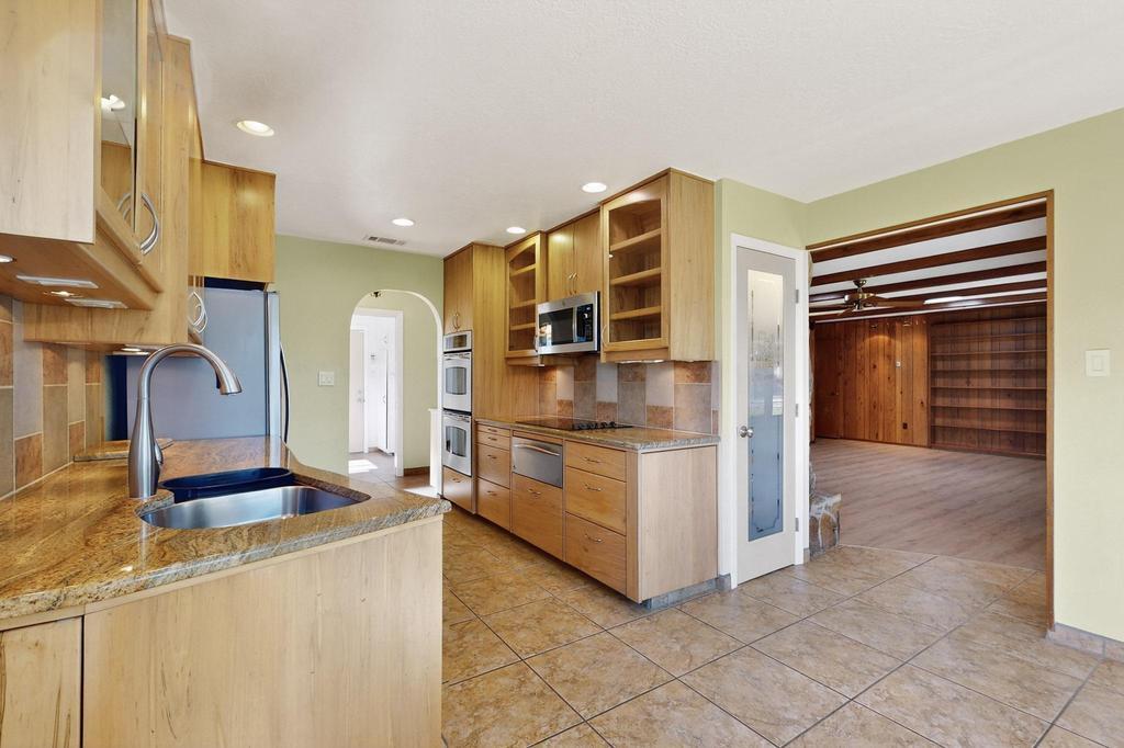 8232 AVENIDA LA PRESTINA NE