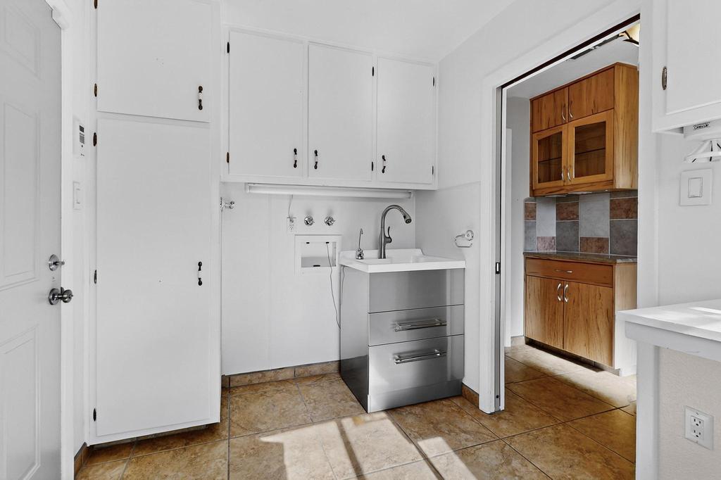 8232 AVENIDA LA PRESTINA NE