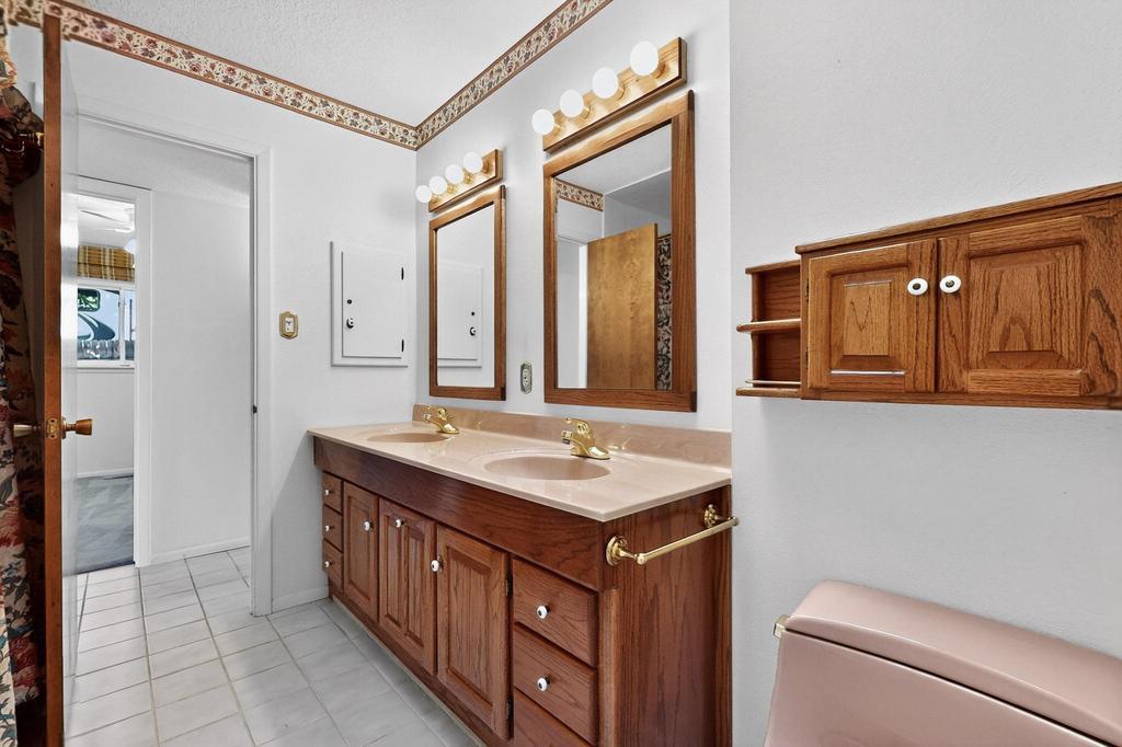 8232 AVENIDA LA PRESTINA NE