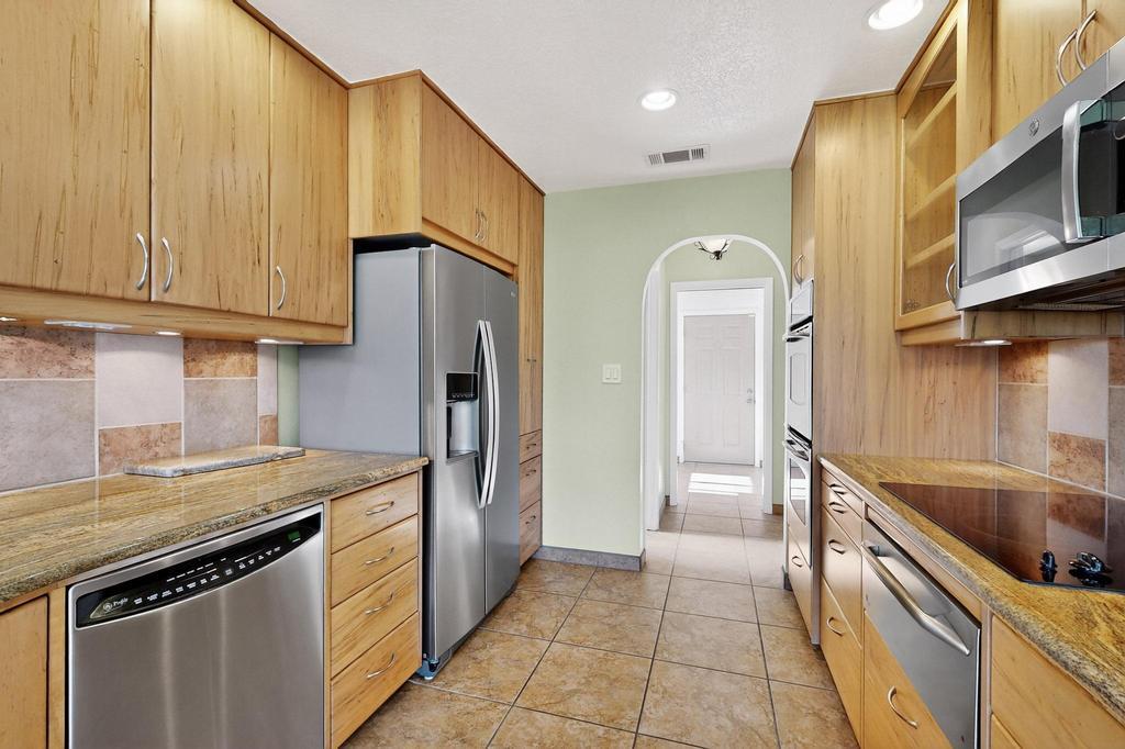 8232 AVENIDA LA PRESTINA NE