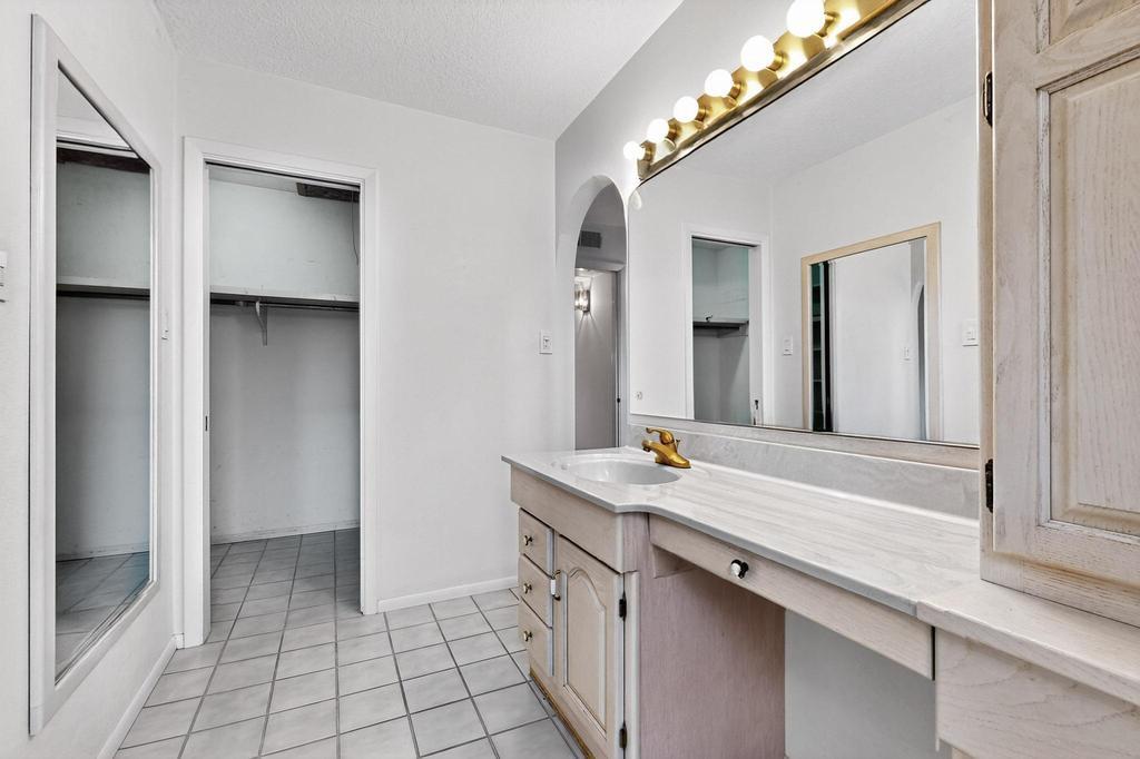 8232 AVENIDA LA PRESTINA NE