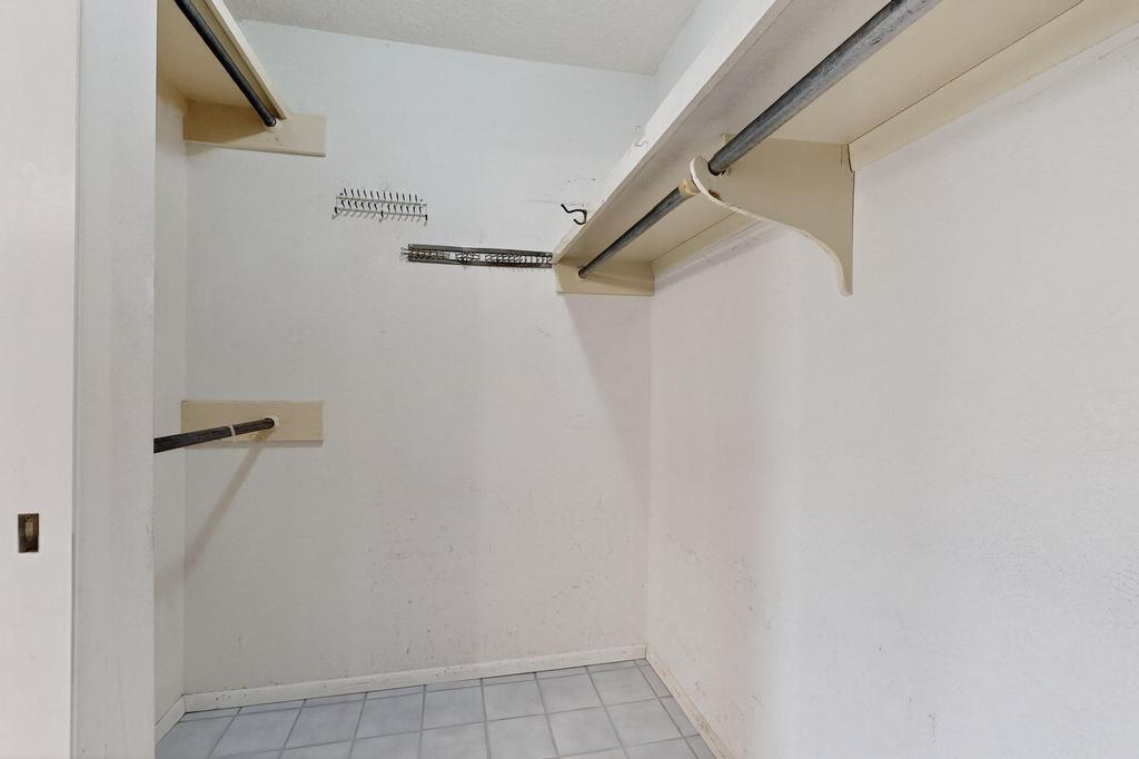 8232 AVENIDA LA PRESTINA NE