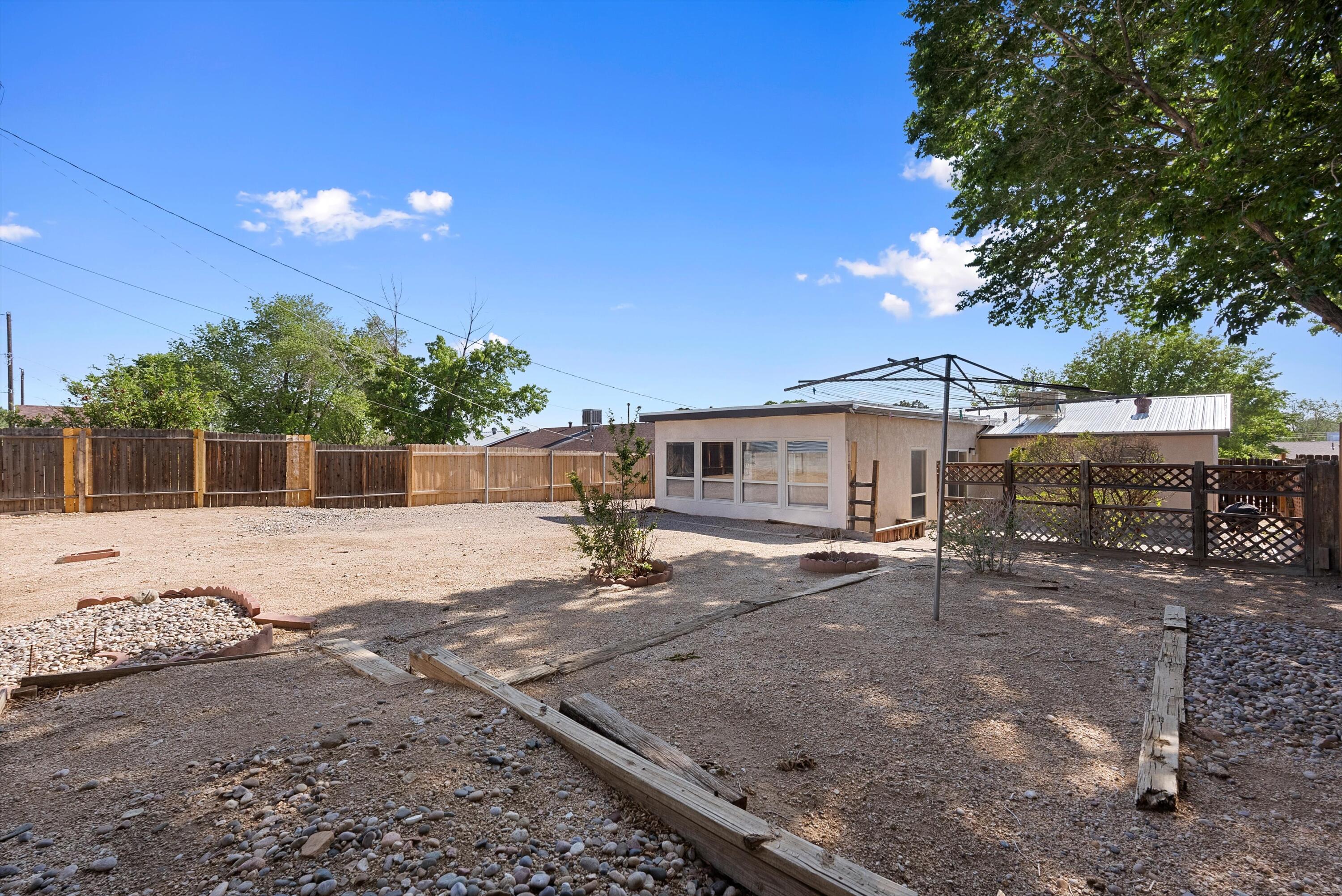 1716 ALGODONES Street NE