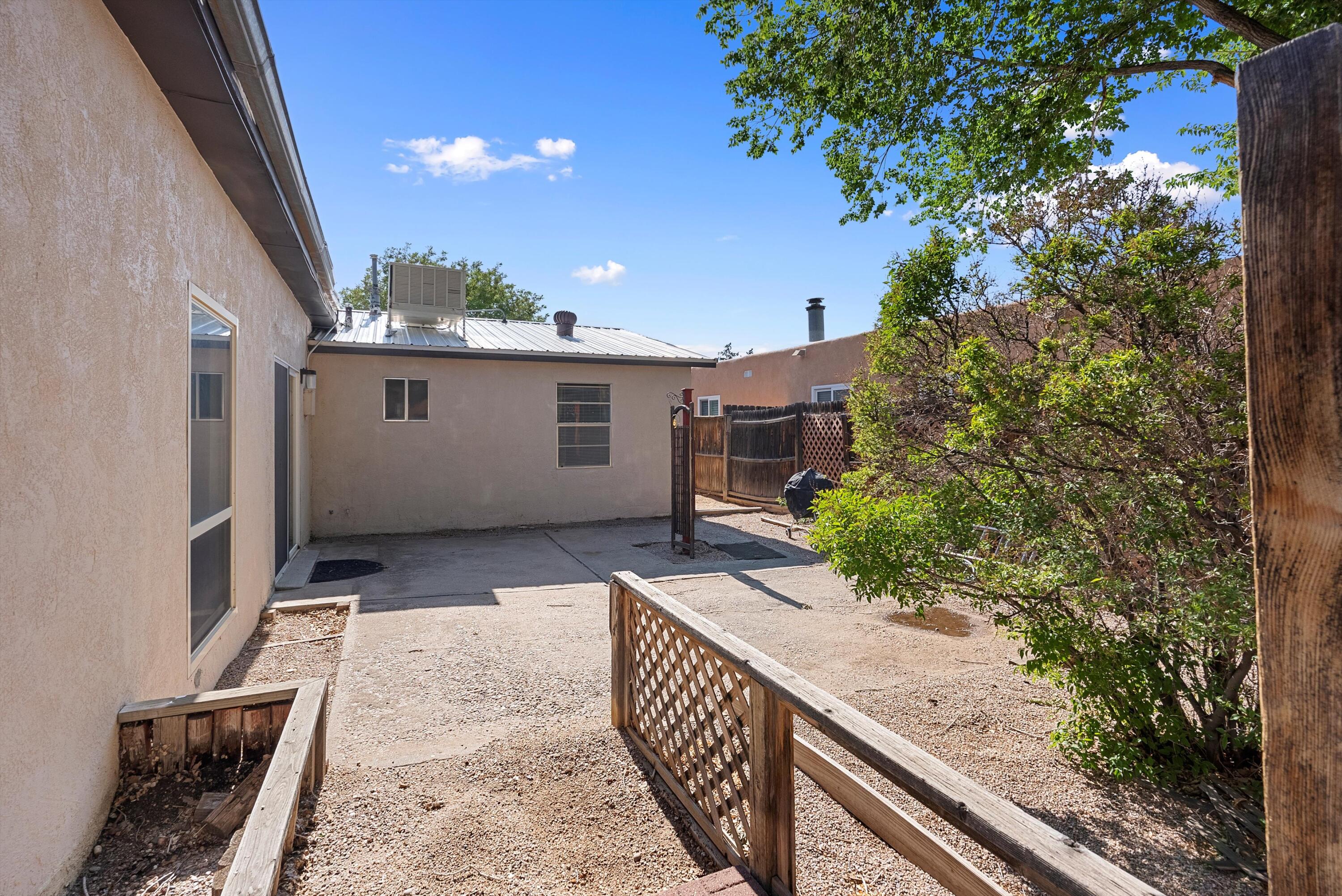 1716 ALGODONES Street NE