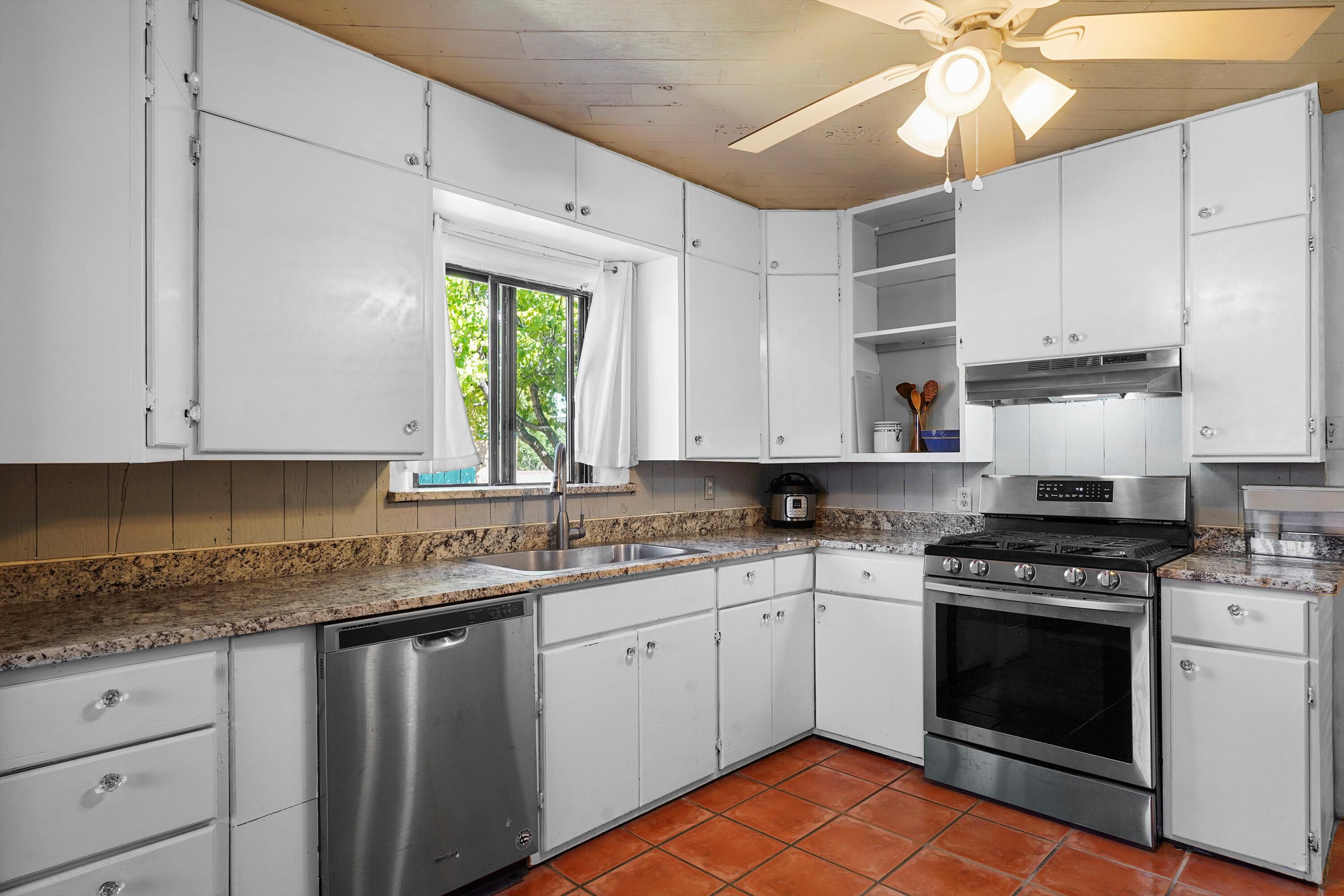 404 LAGUAYRA Drive NE