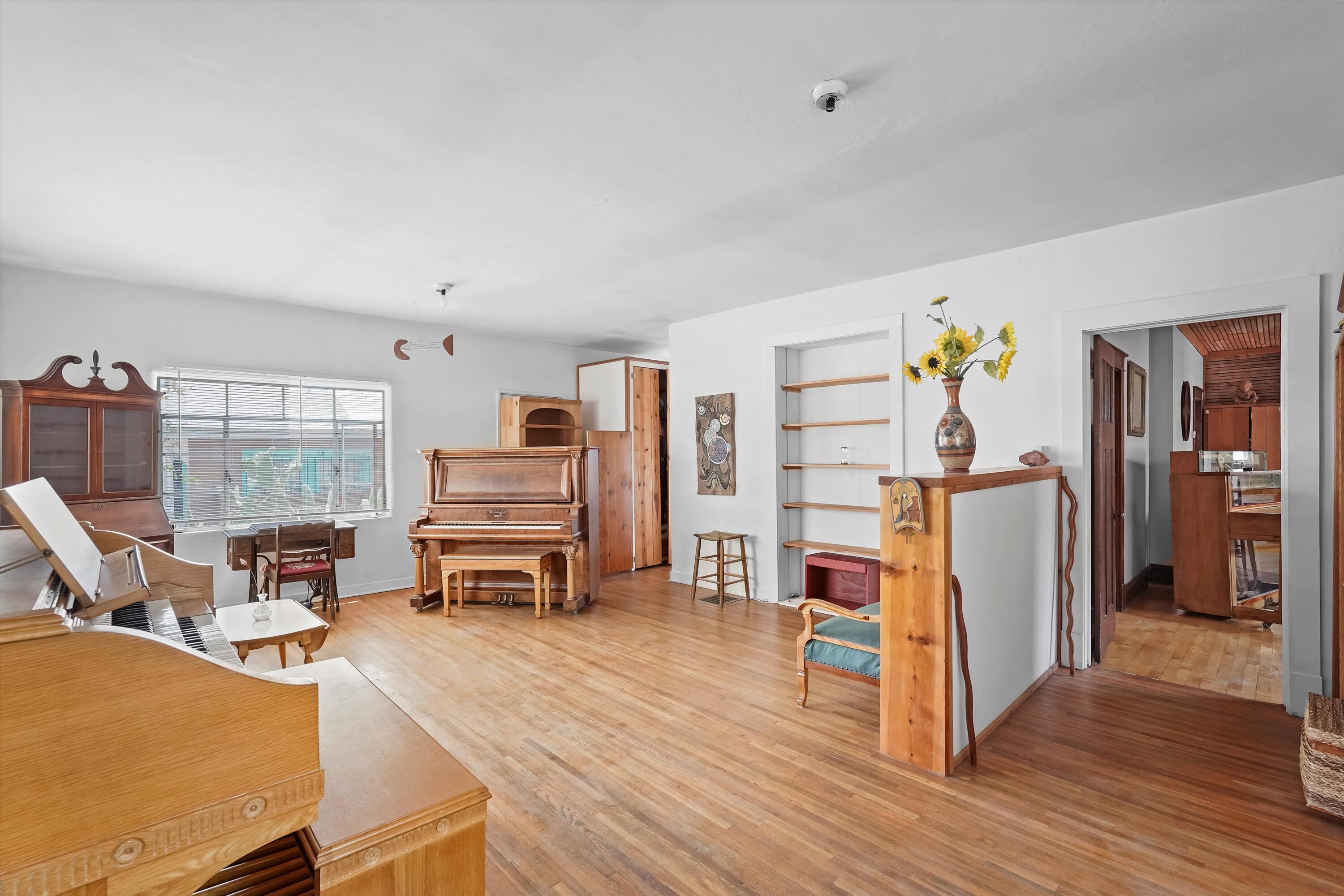 115 MAPLE Street NE