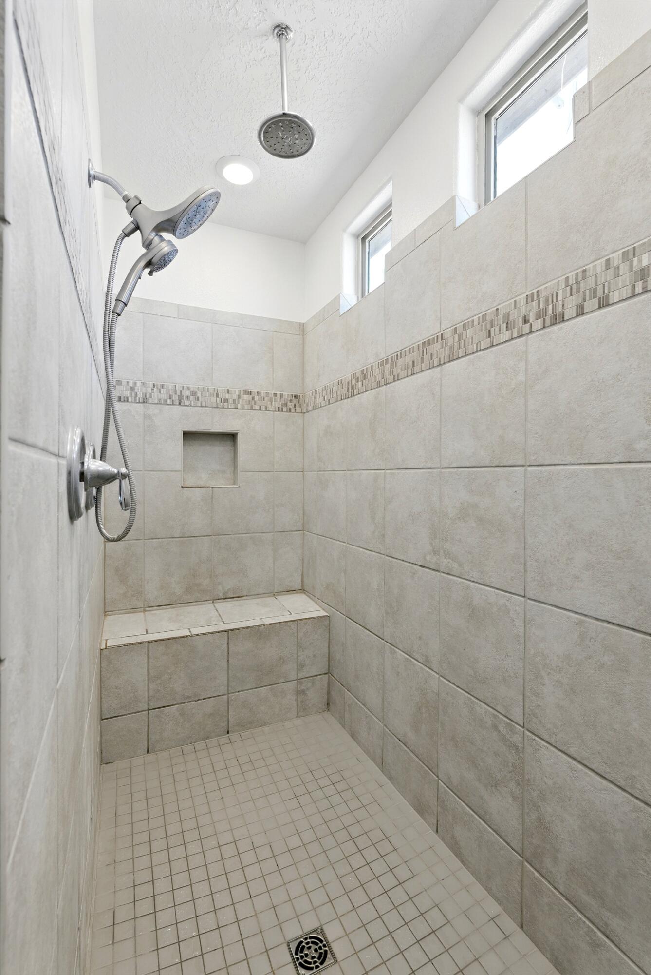 6215 BRYCE CANYON Lane NE