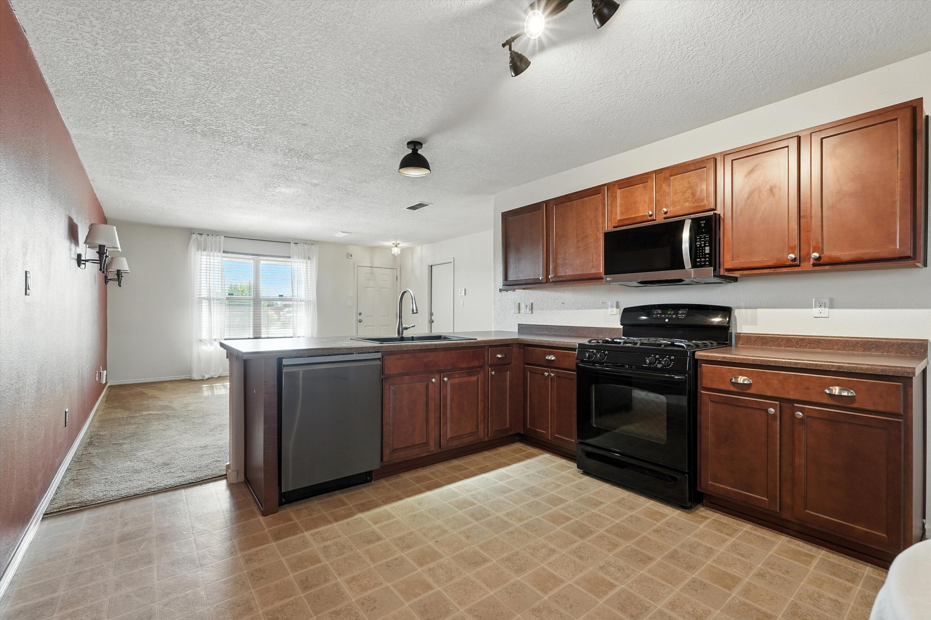 147 OAKWOOD Court SW