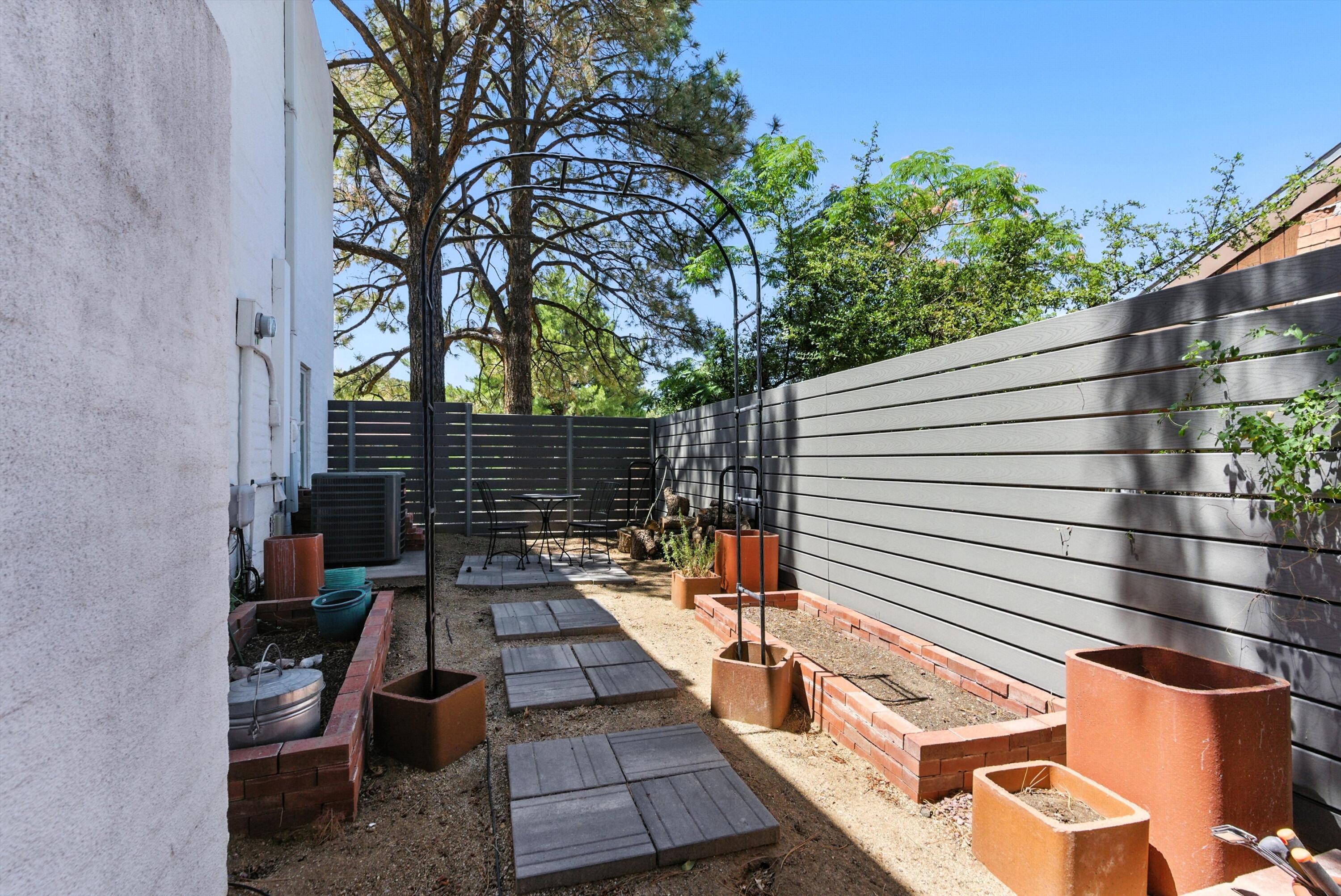 1111 CUATRO CERROS Trail SE