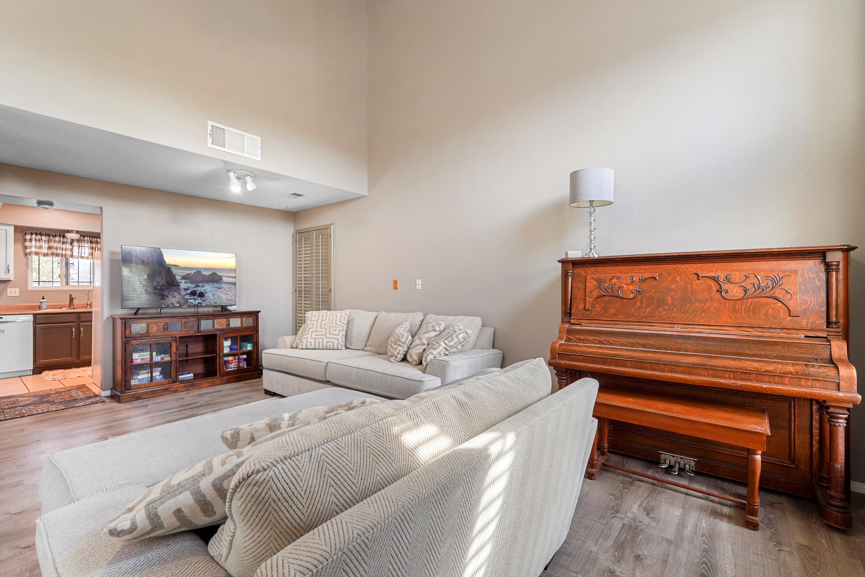 1964 ROANOKE Drive NE